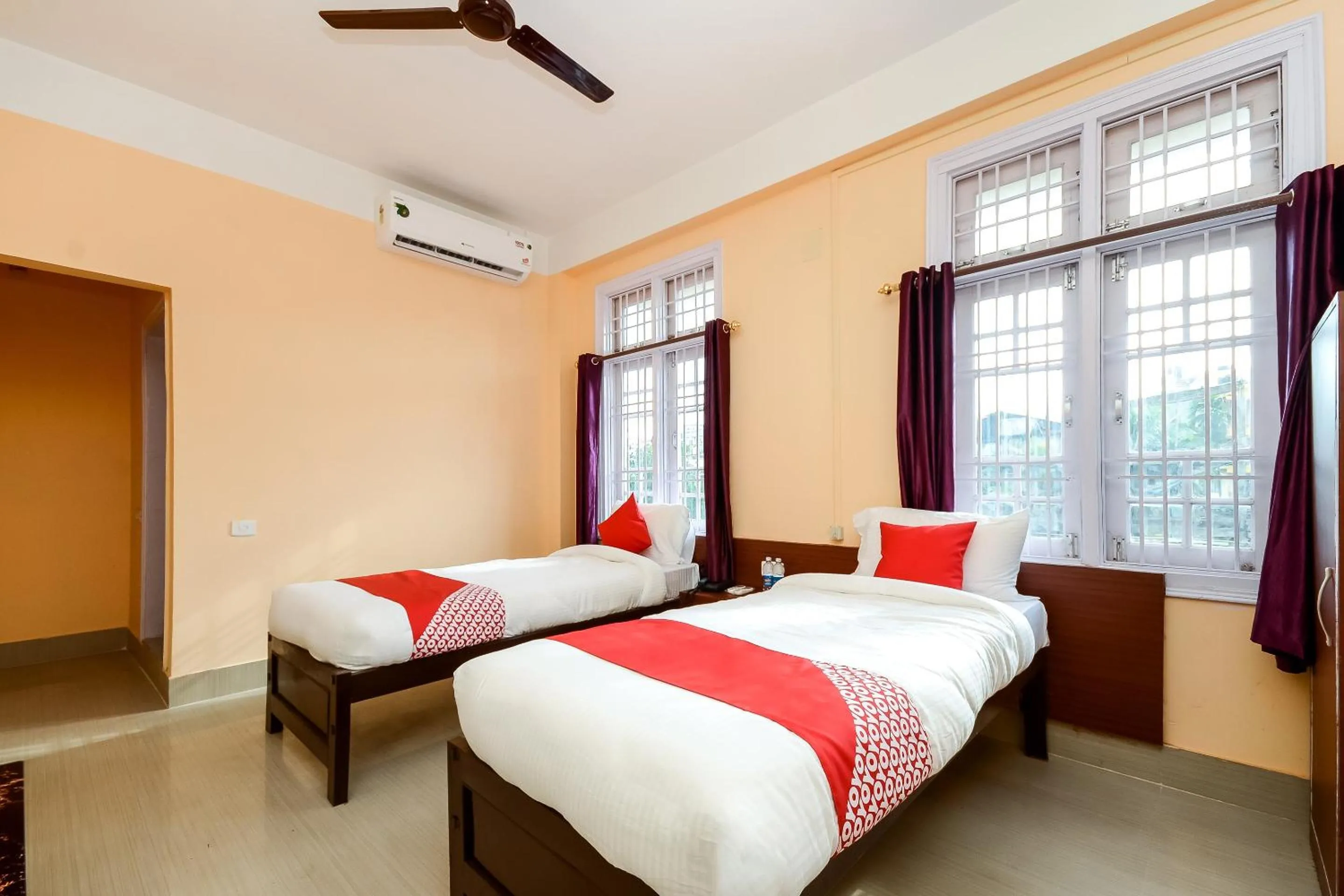 Bedroom, Bed in Hotel O Manmohan Enclave