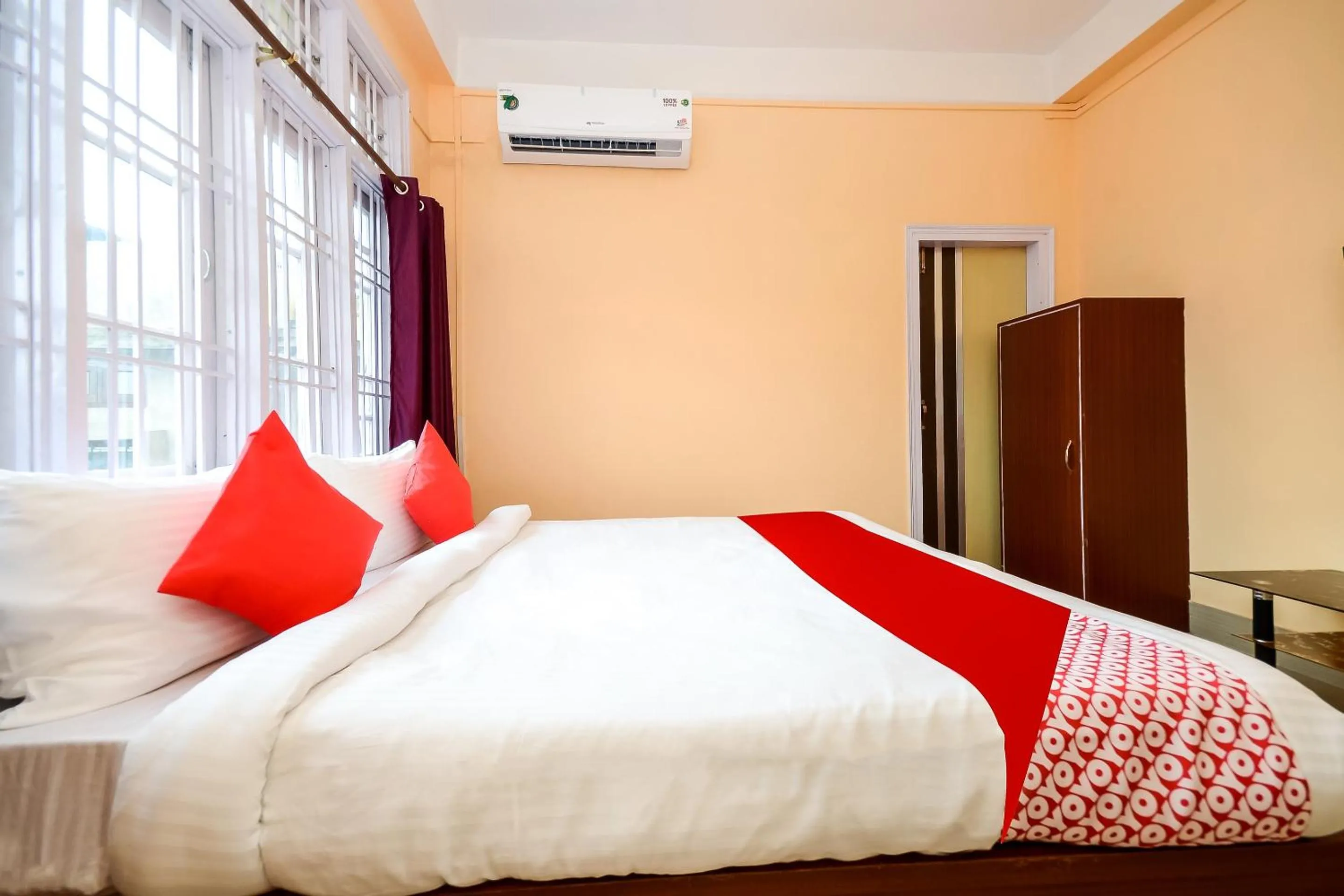 Bedroom, Bed in Hotel O Manmohan Enclave
