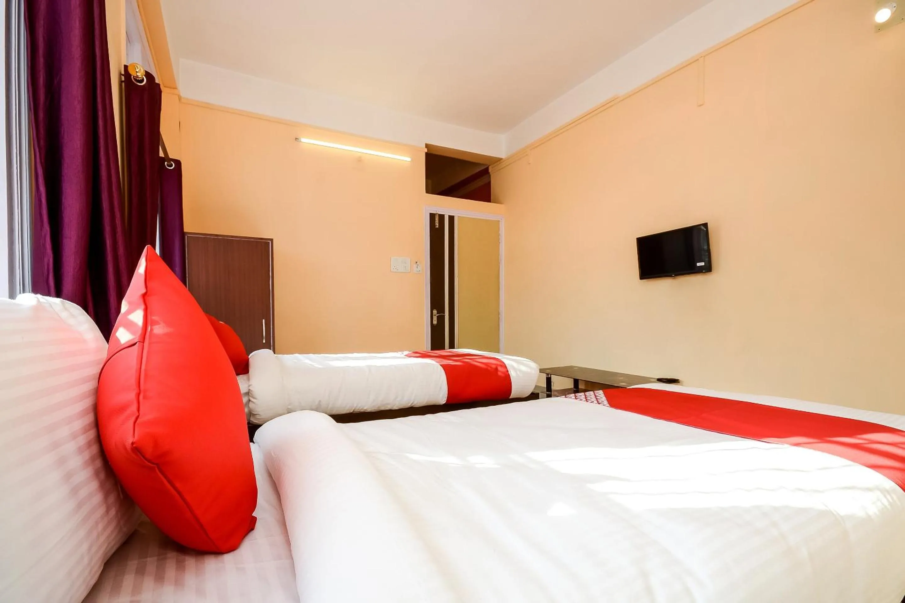 Bedroom, Bed in Hotel O Manmohan Enclave