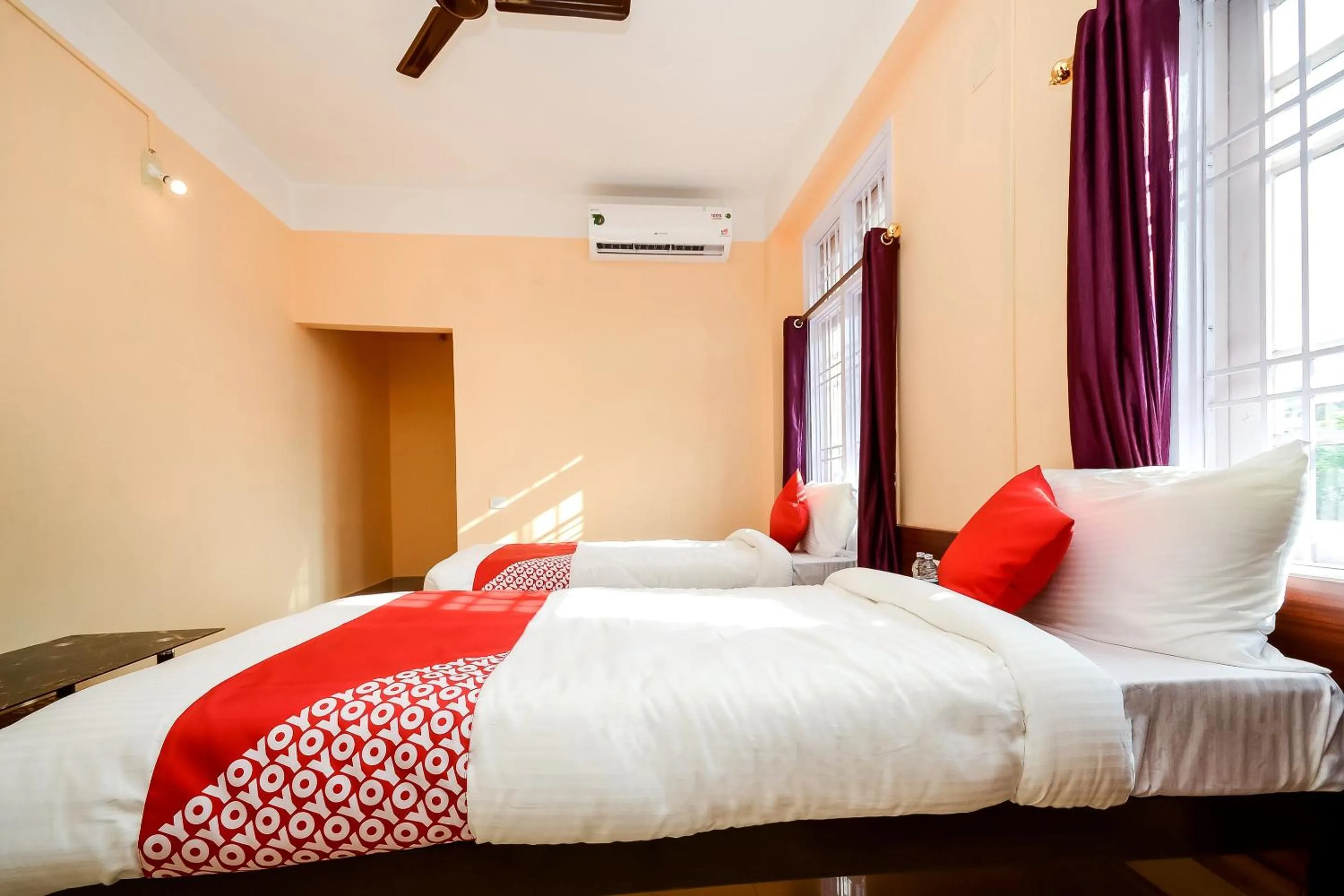 Facade/entrance, Bed in Hotel O Manmohan Enclave