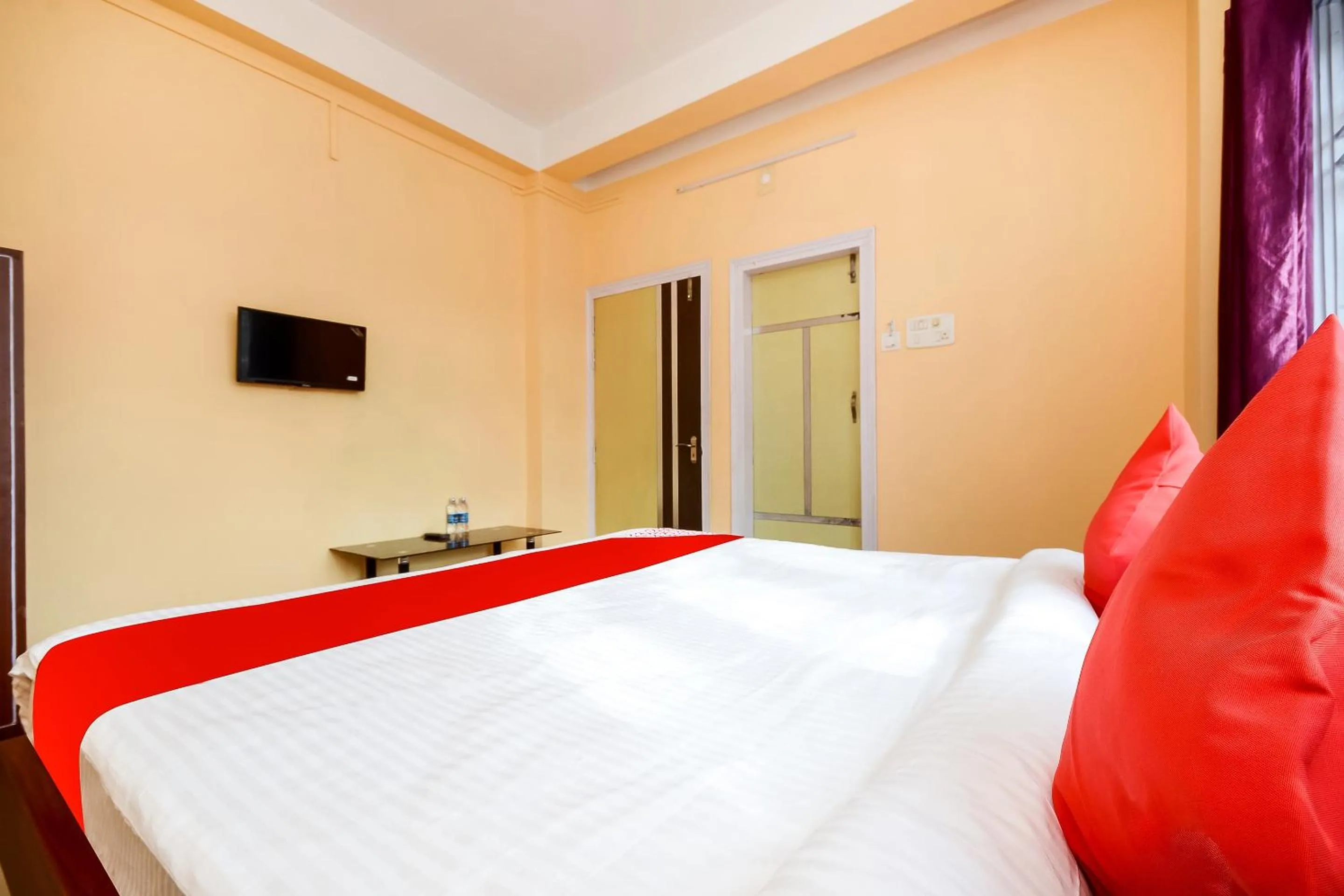 Bedroom, Bed in Hotel O Manmohan Enclave