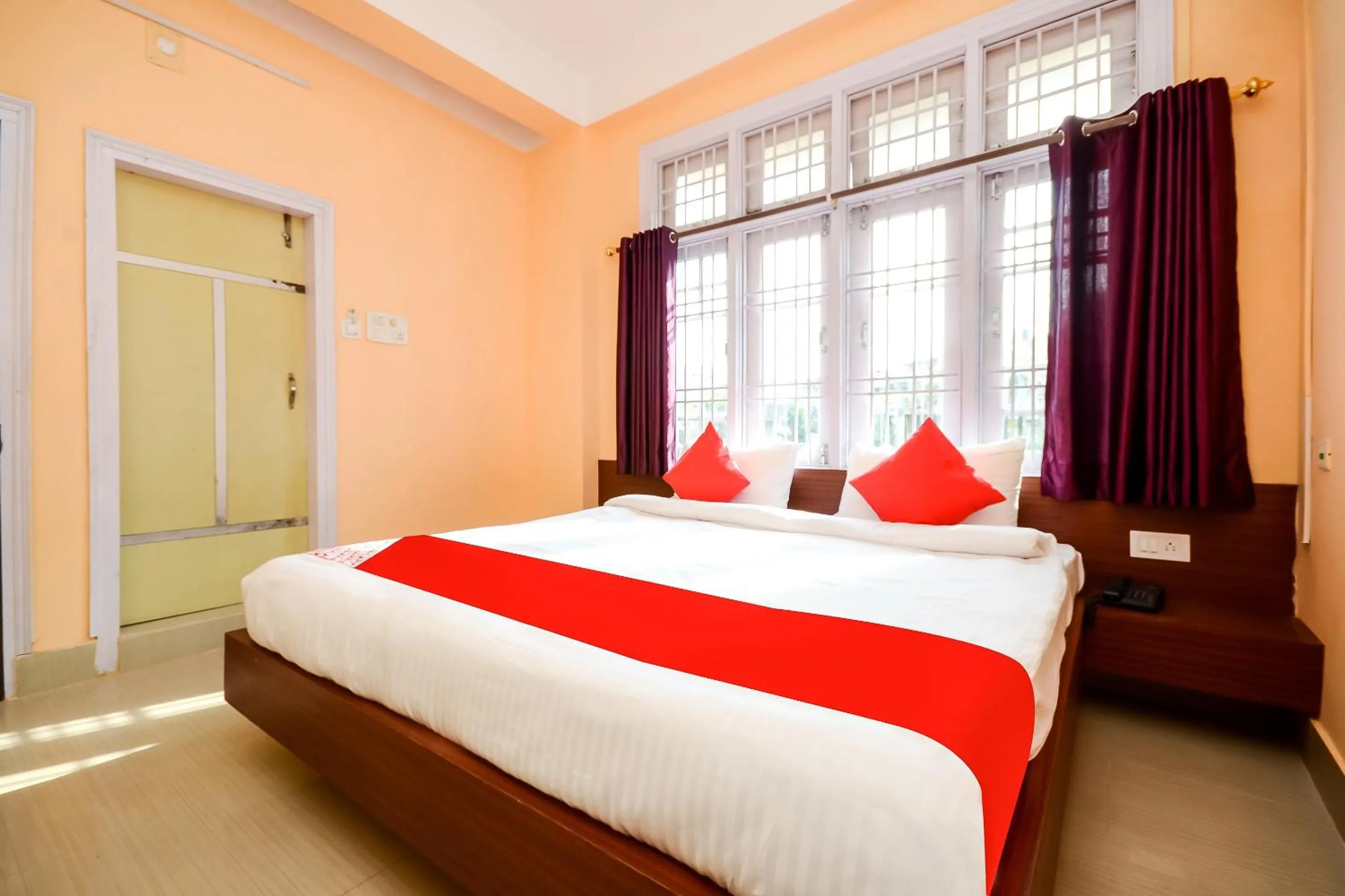 Bedroom, Bed in Hotel O Manmohan Enclave