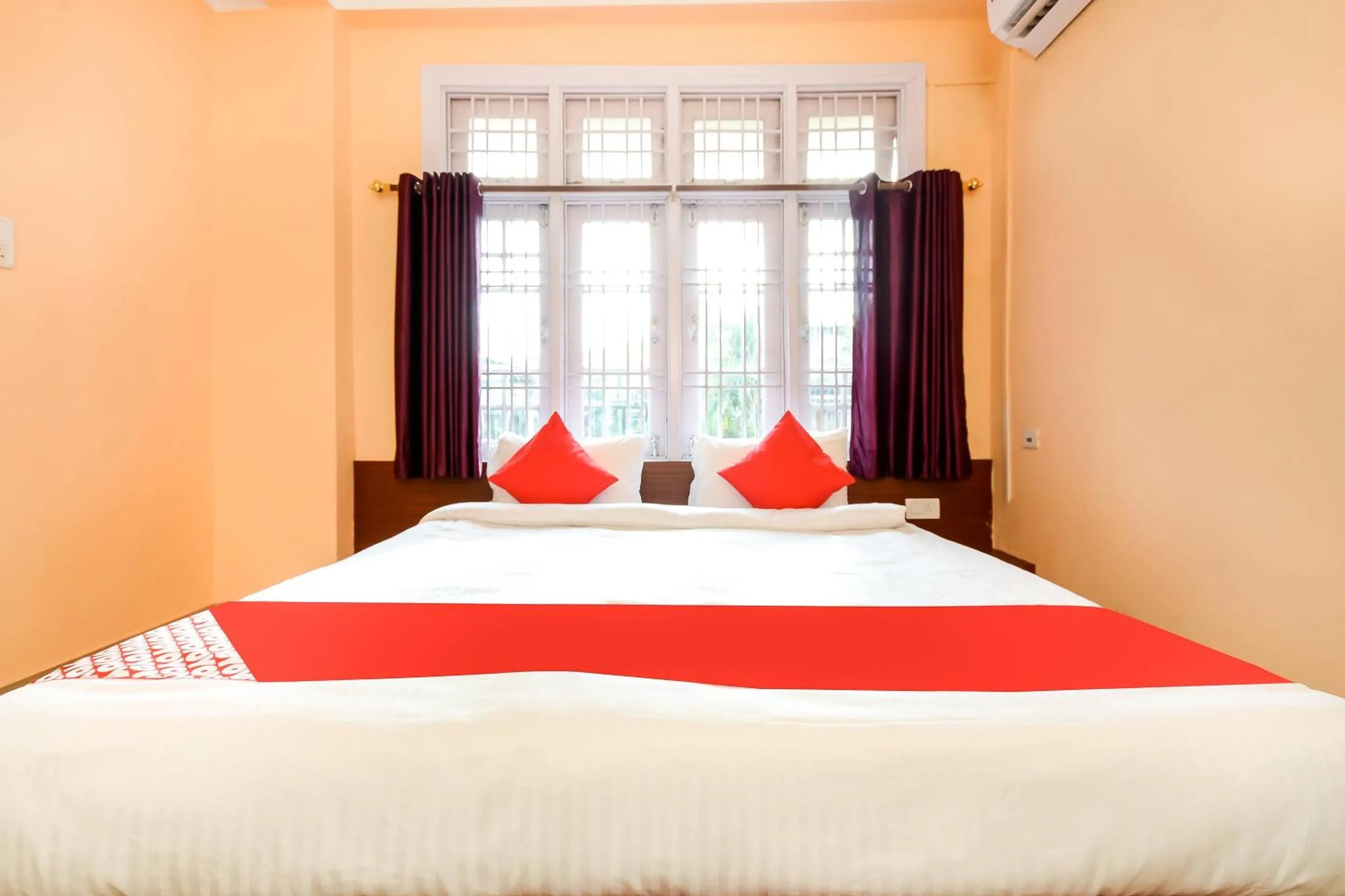 Bedroom, Bed in Hotel O Manmohan Enclave