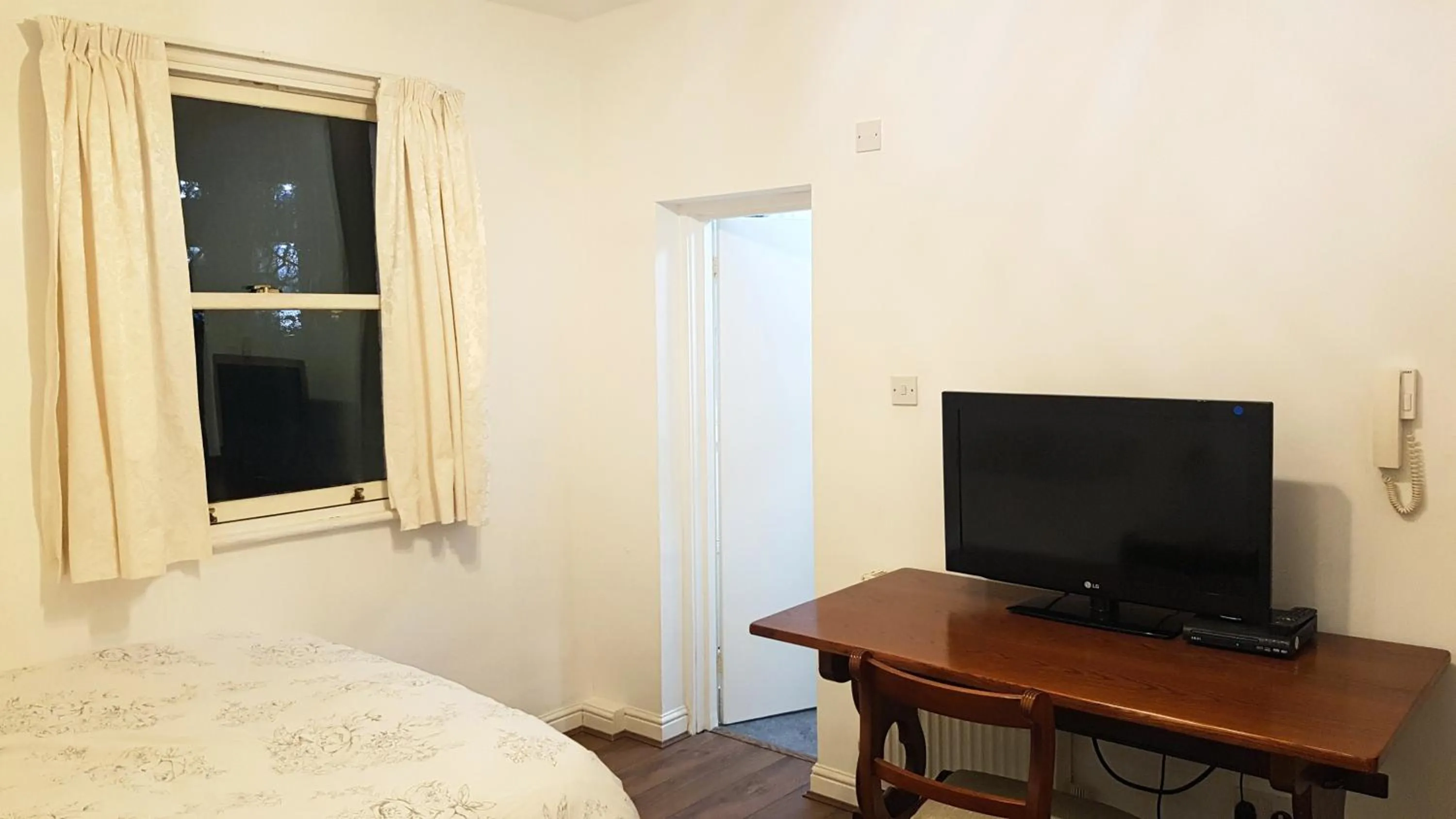 Bedroom, Bed in The Greenwich Pensioner Guesthouse