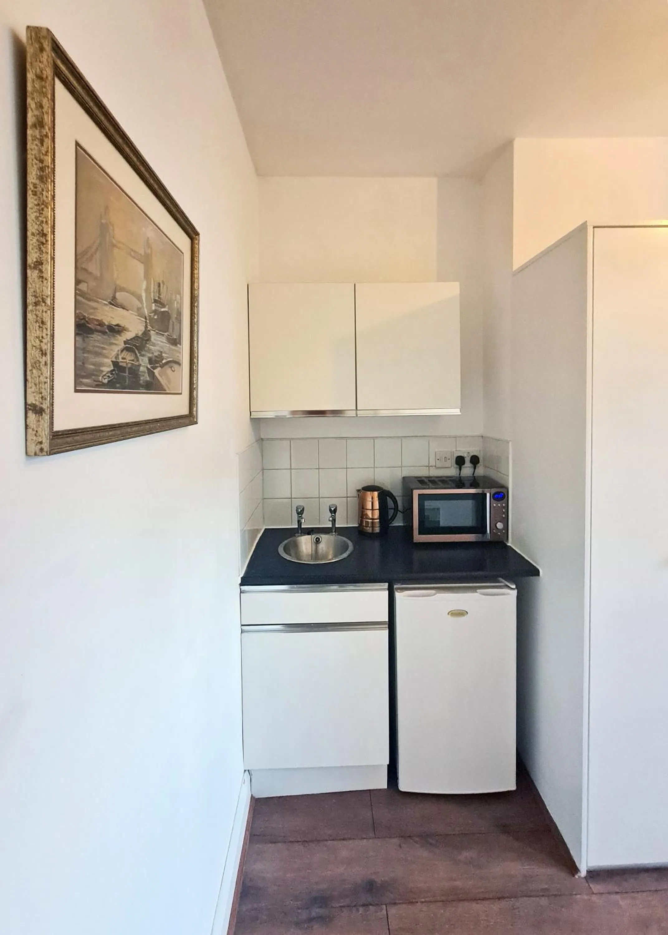 Kitchen or kitchenette in The Greenwich Pensioner Guesthouse