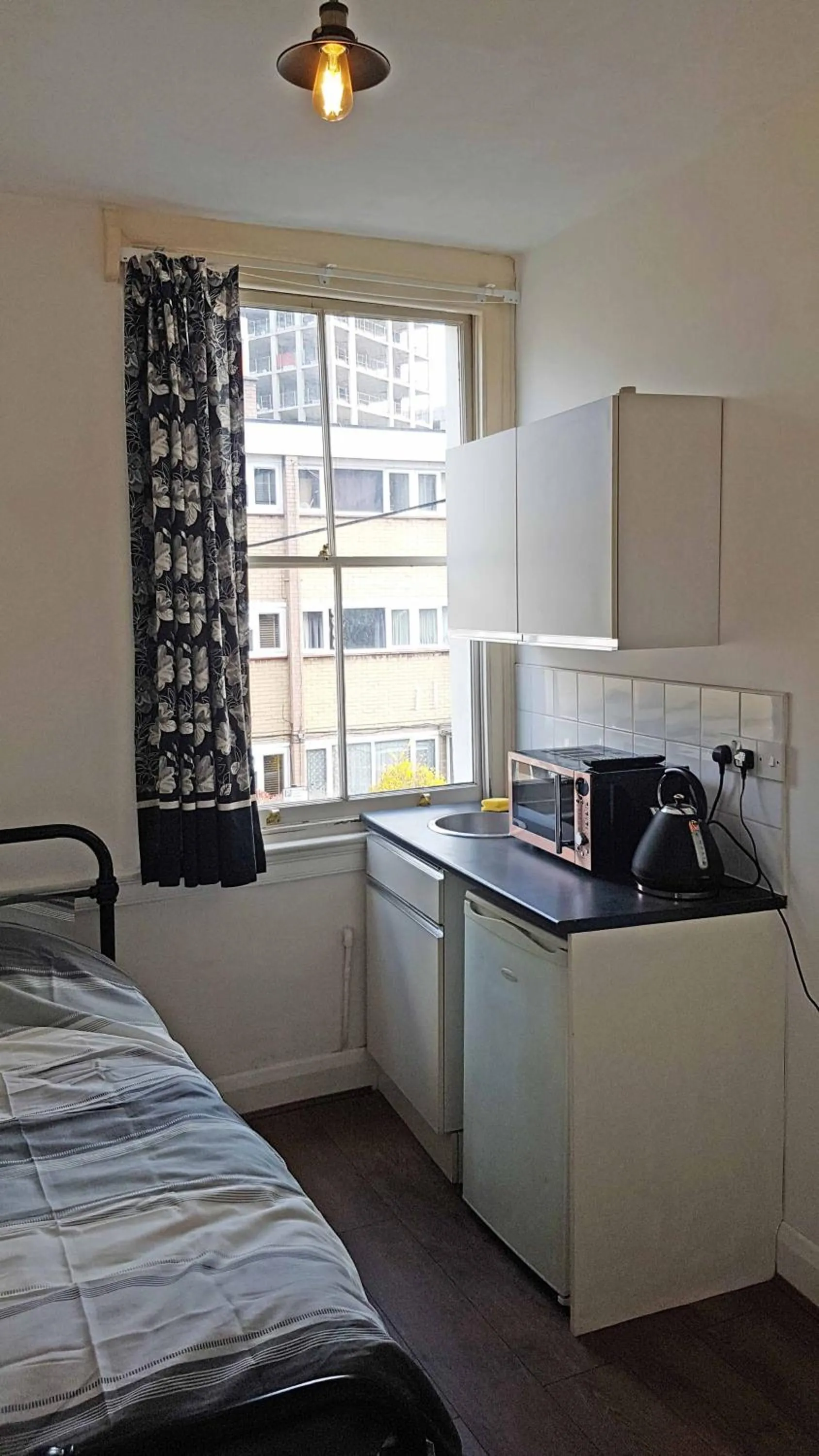 Kitchen or kitchenette, Bed in The Greenwich Pensioner Guesthouse