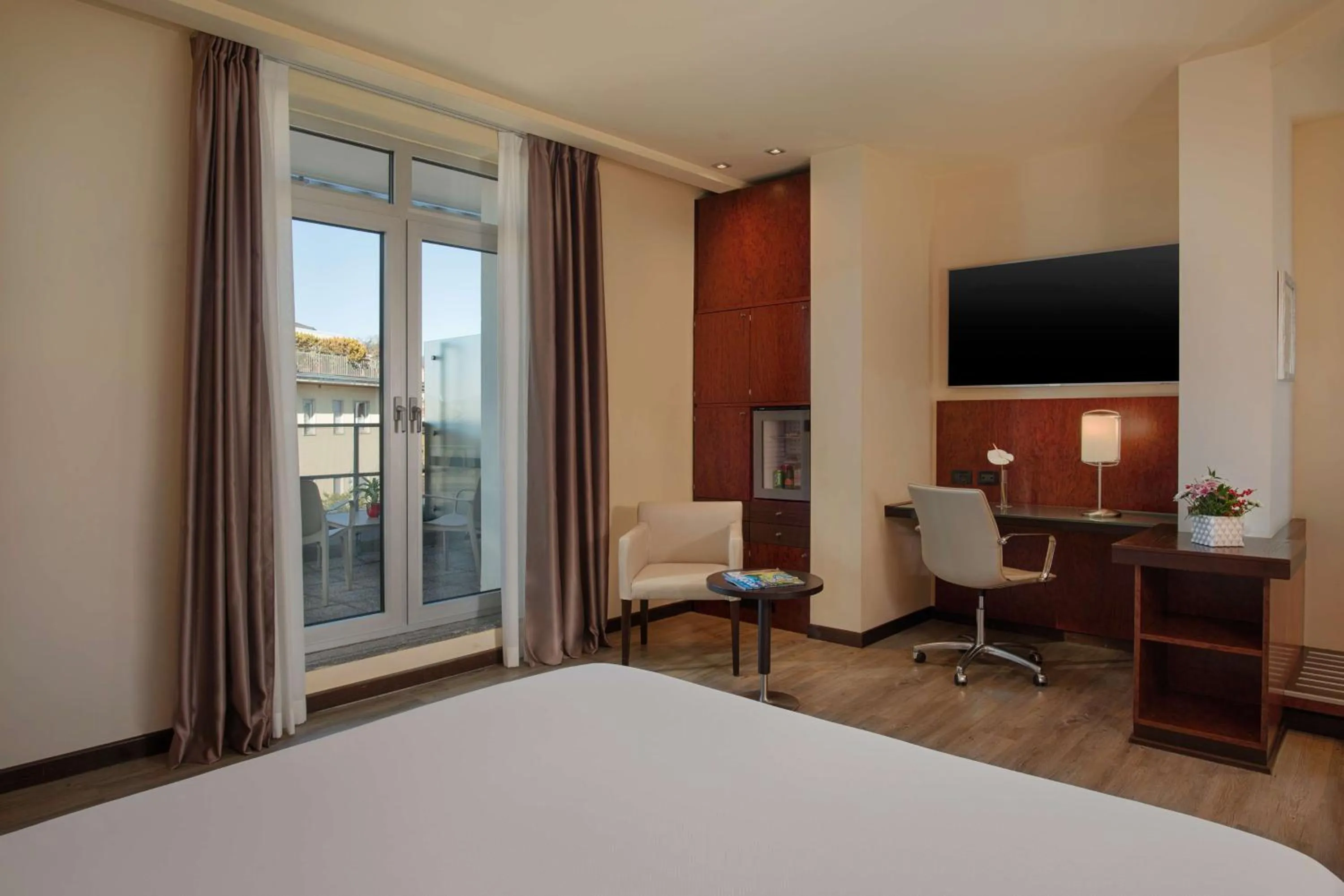 Photo of the whole room, Bed in NH Bergamo