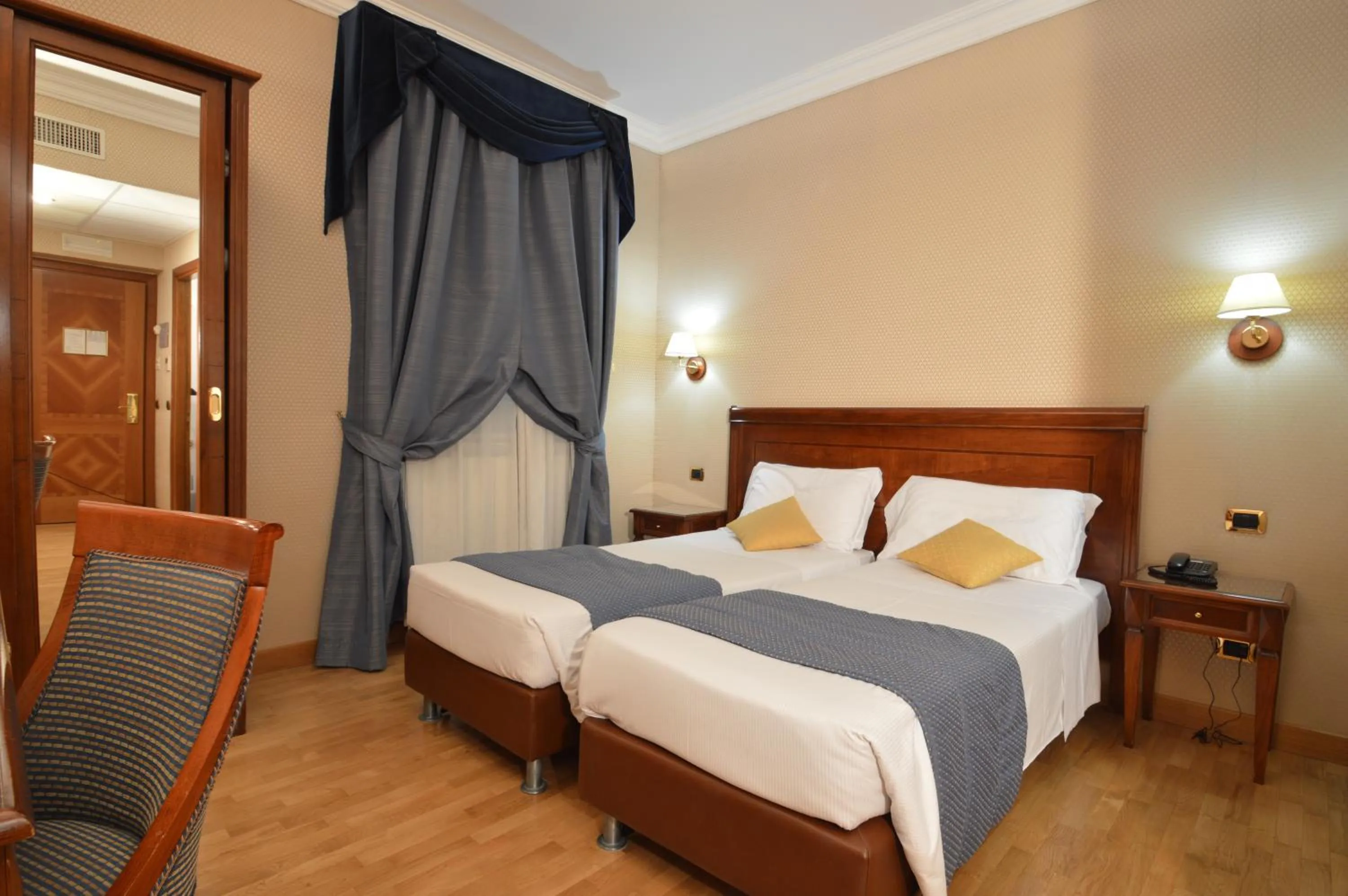 Photo of the whole room, Bed in Hotel Montecarlo