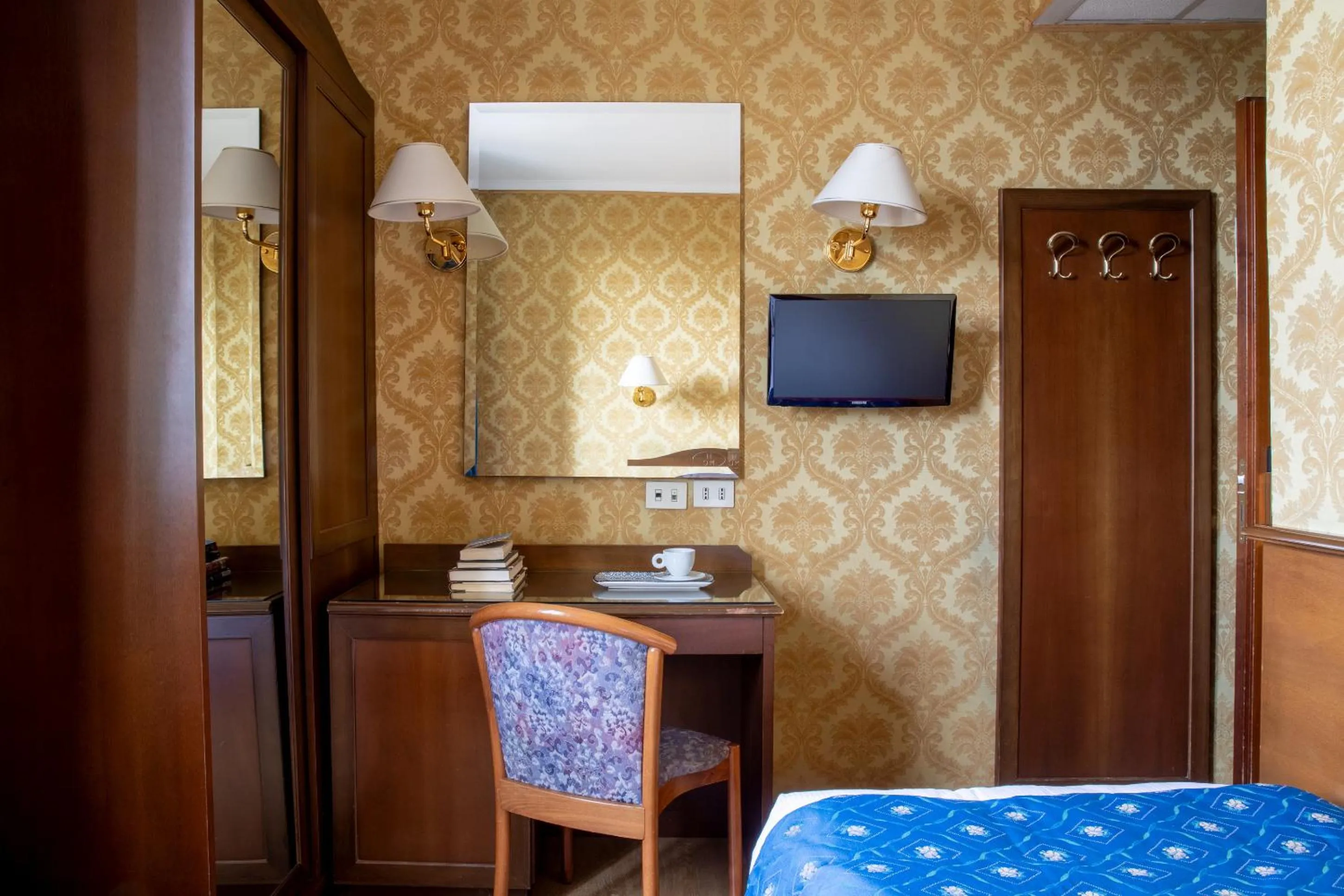 TV and multimedia, Bed in Hotel Montecarlo