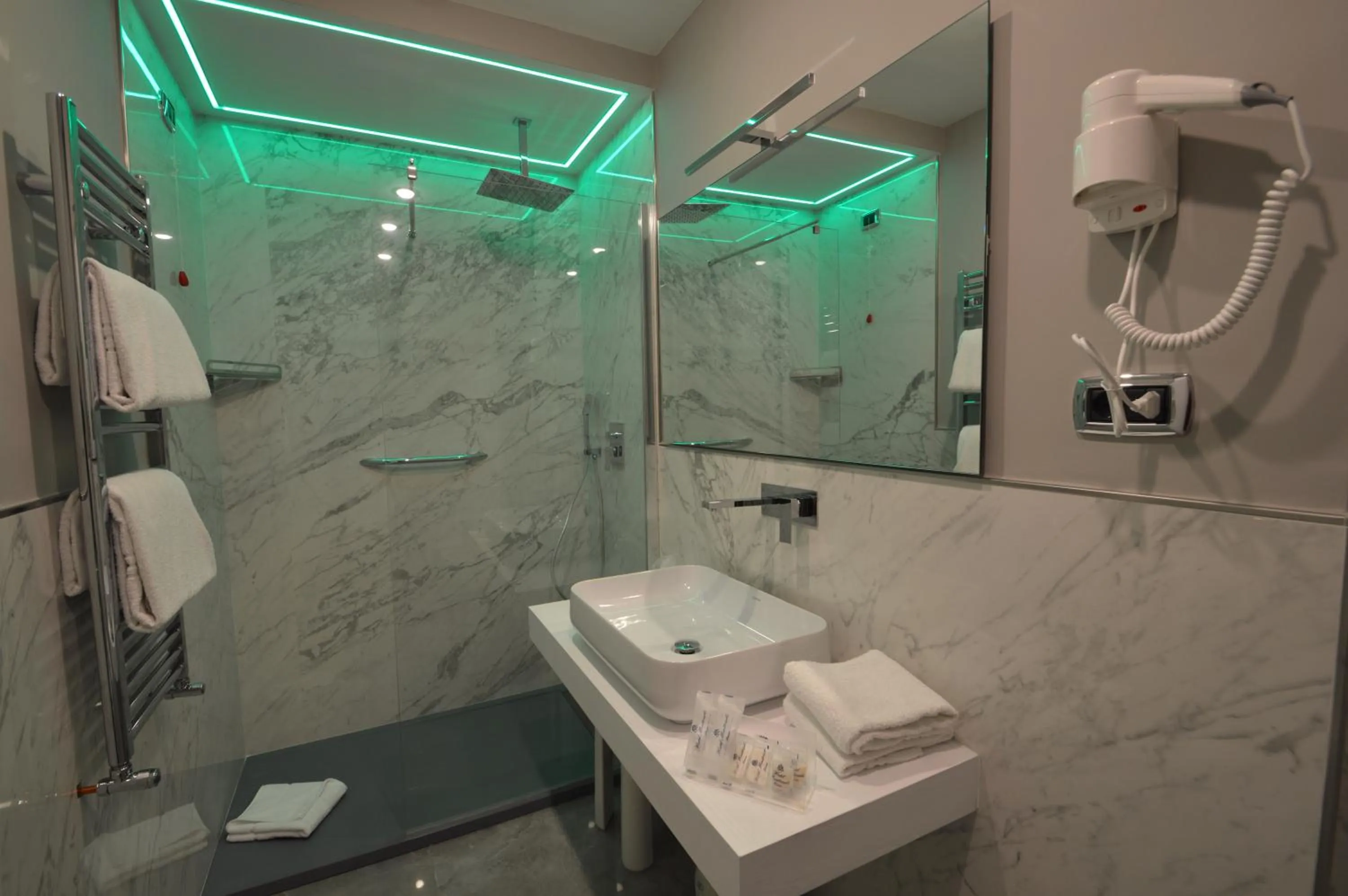 Shower in Hotel Montecarlo