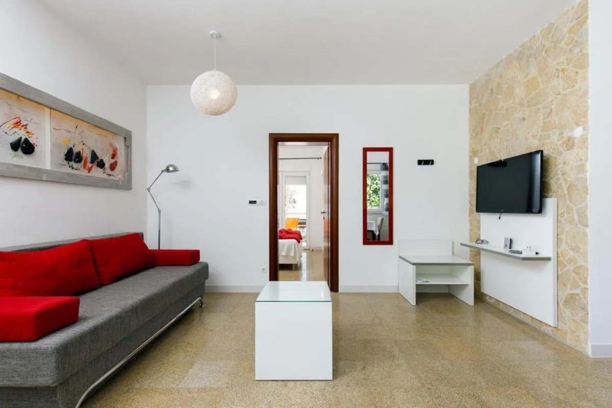 TV and multimedia in Nice apartment with a sea view