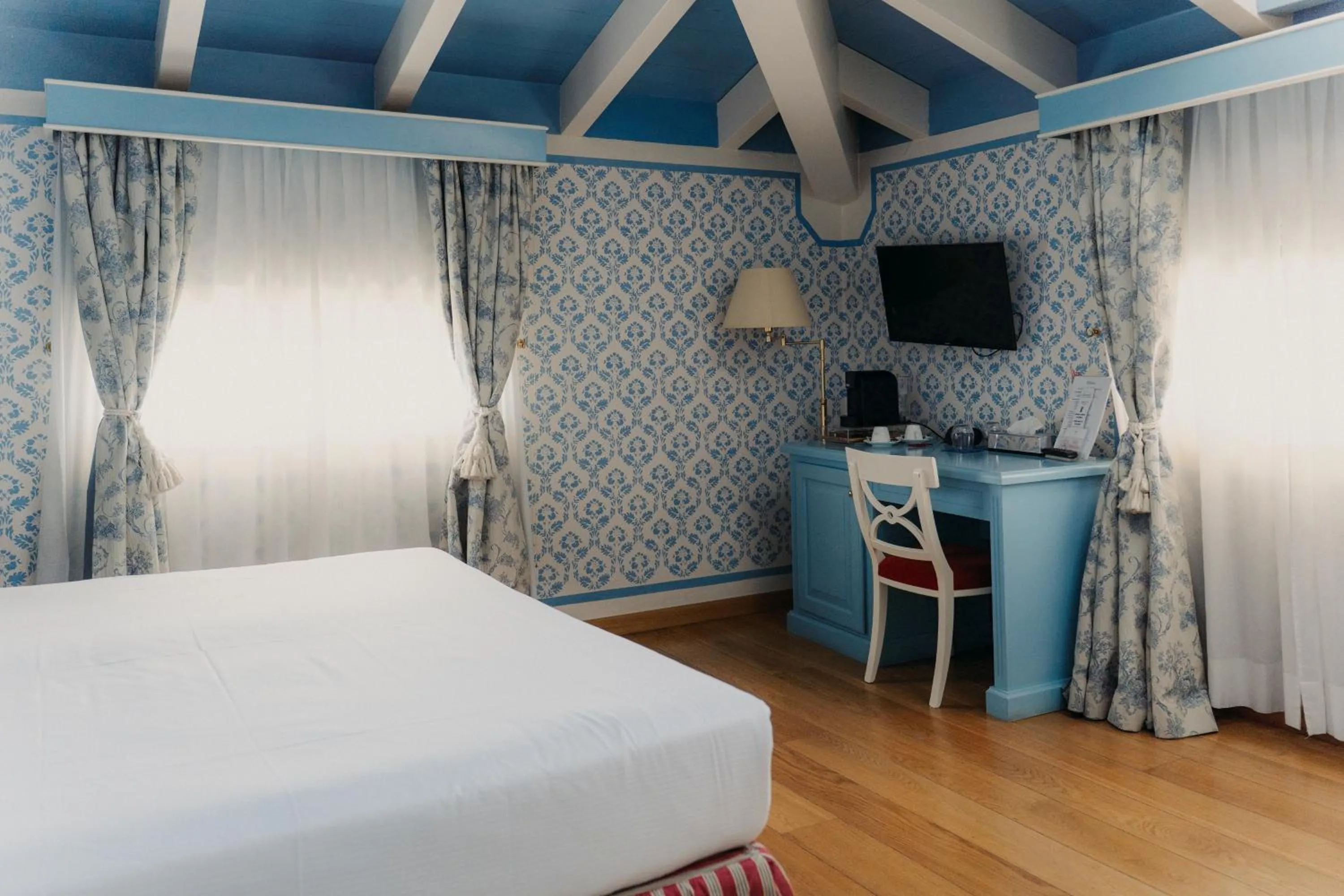 Communal lounge/ TV room, Bed in Hotel Palazzo Guiscardo Pietrasanta