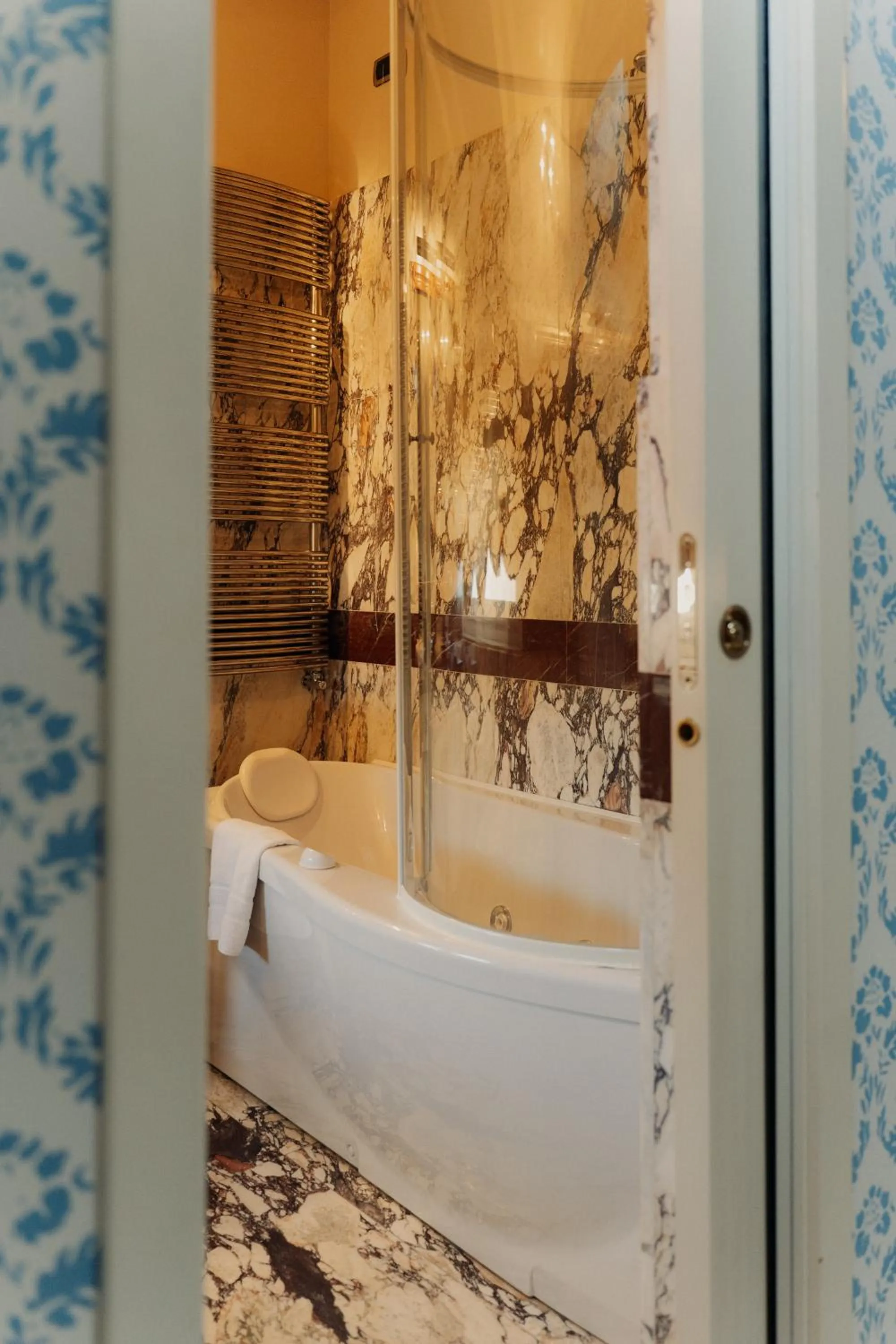 Shower in Hotel Palazzo Guiscardo Pietrasanta