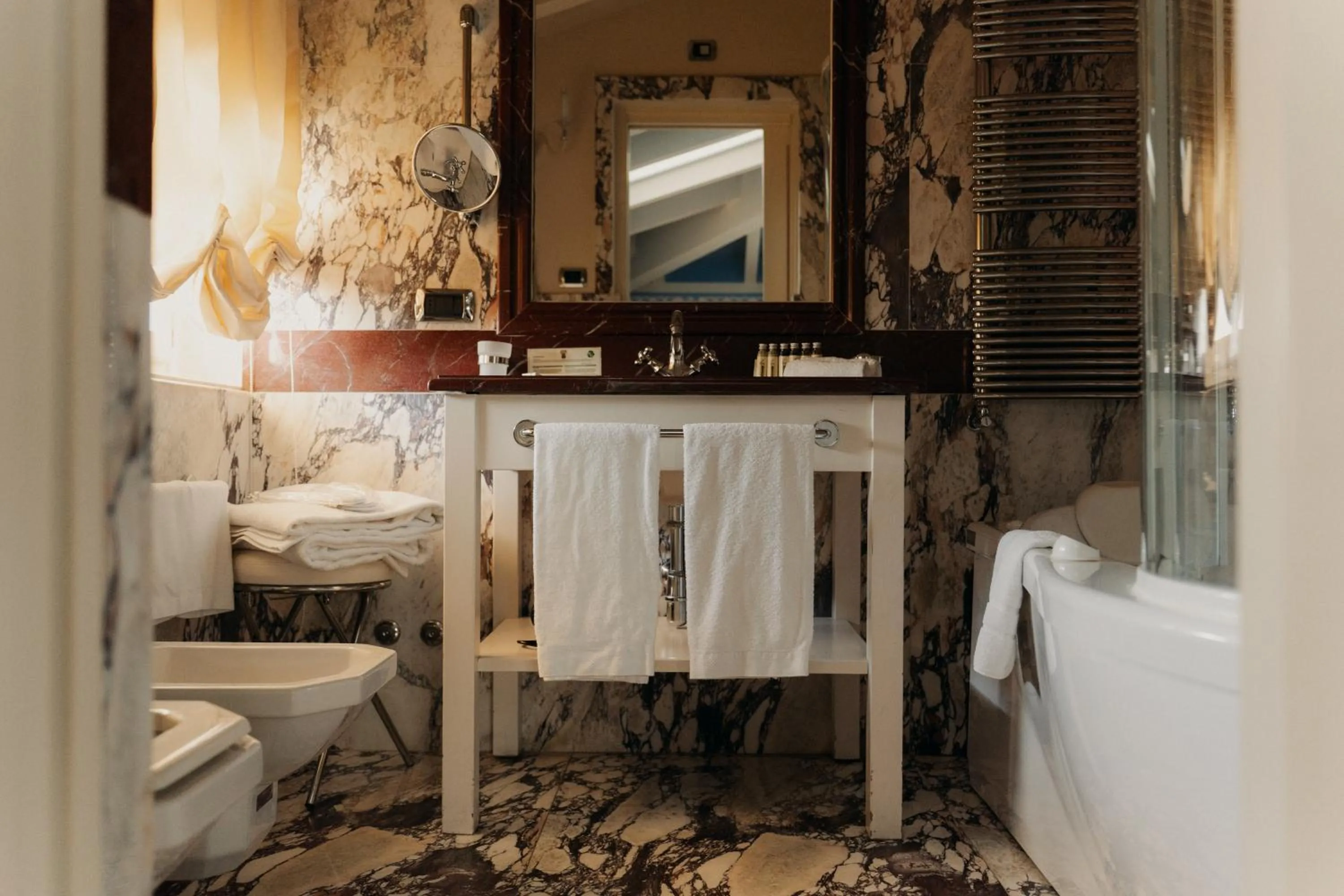 Toilet in Hotel Palazzo Guiscardo Pietrasanta