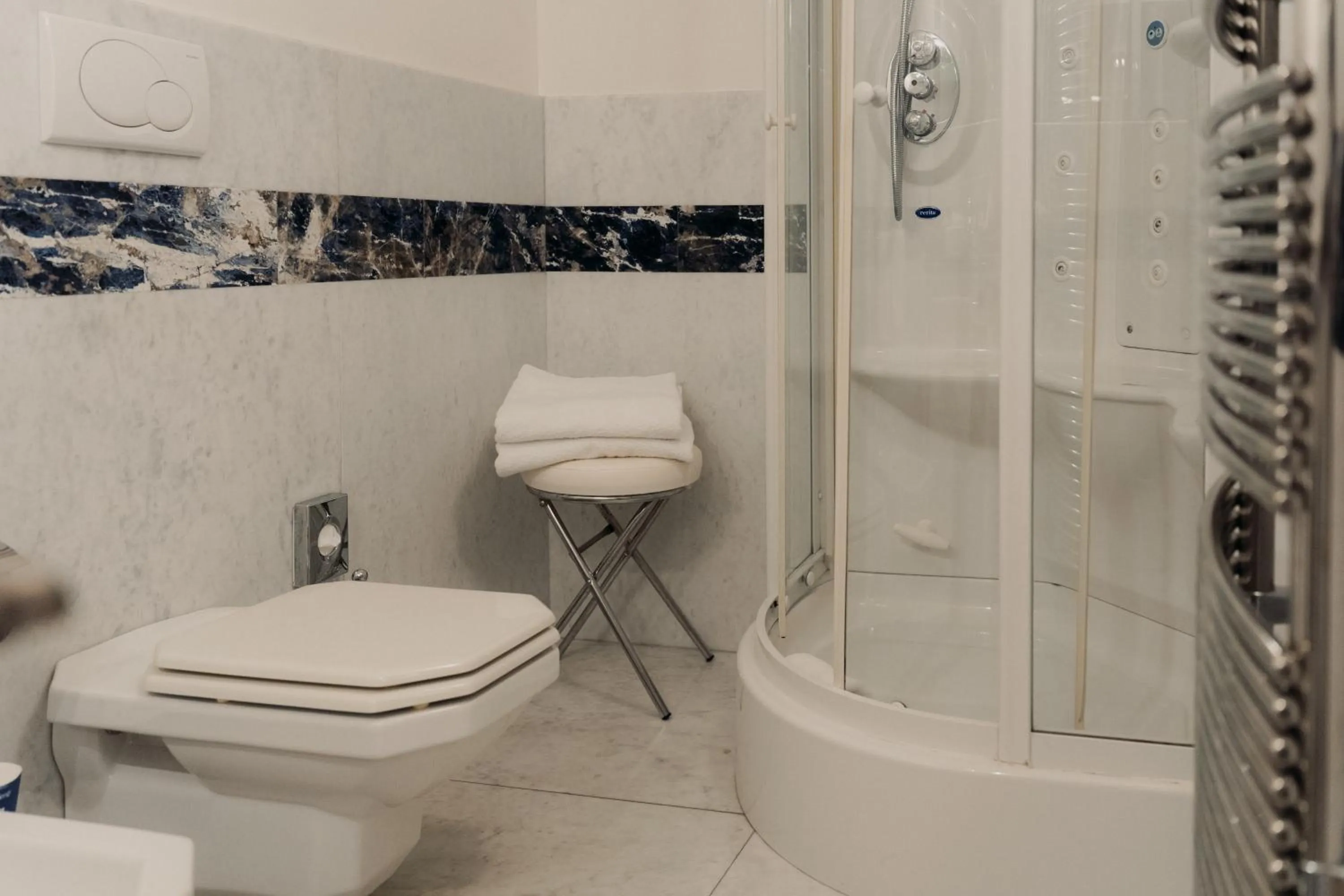 Shower in Hotel Palazzo Guiscardo Pietrasanta