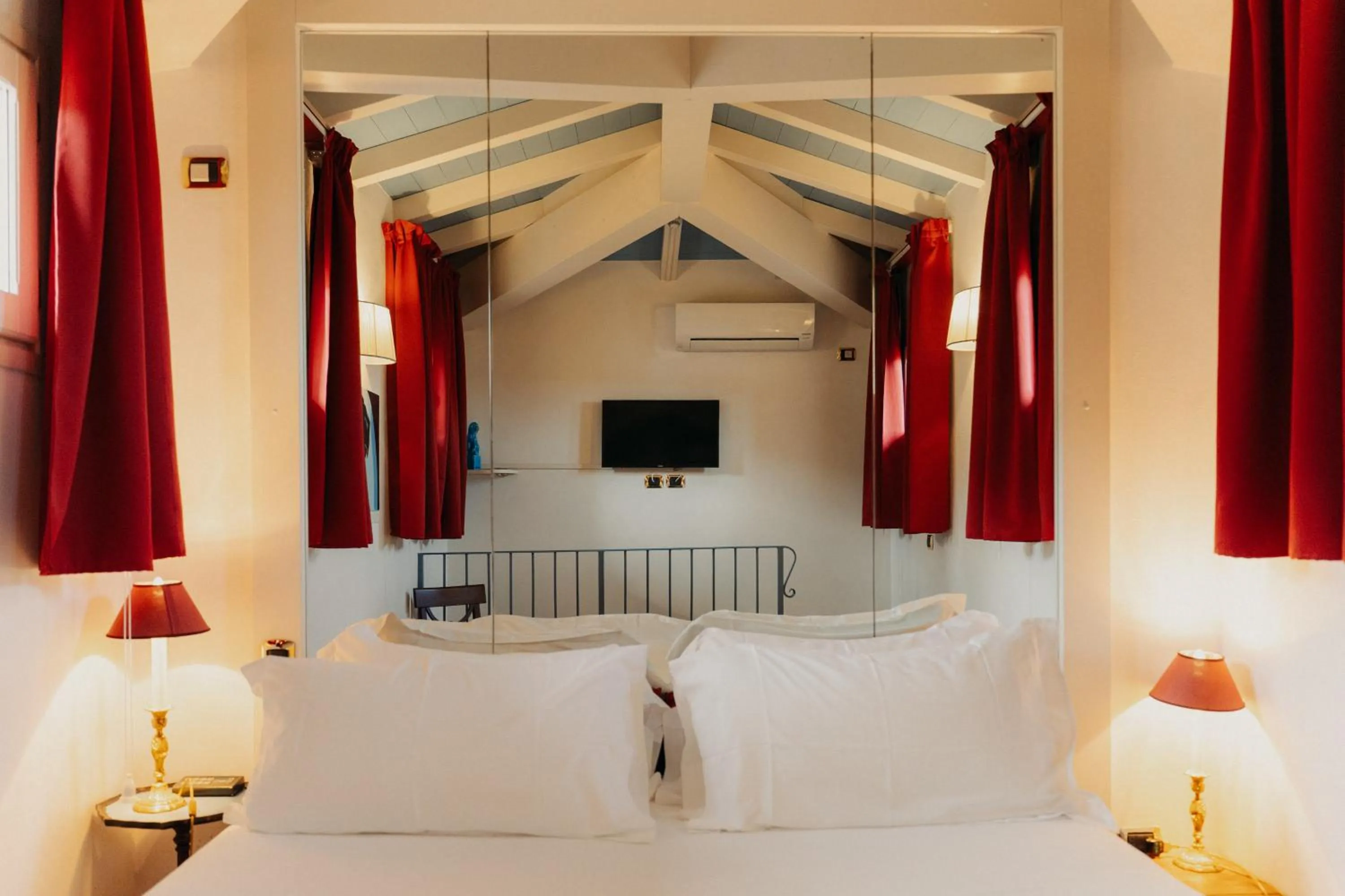 Bed in Hotel Palazzo Guiscardo Pietrasanta