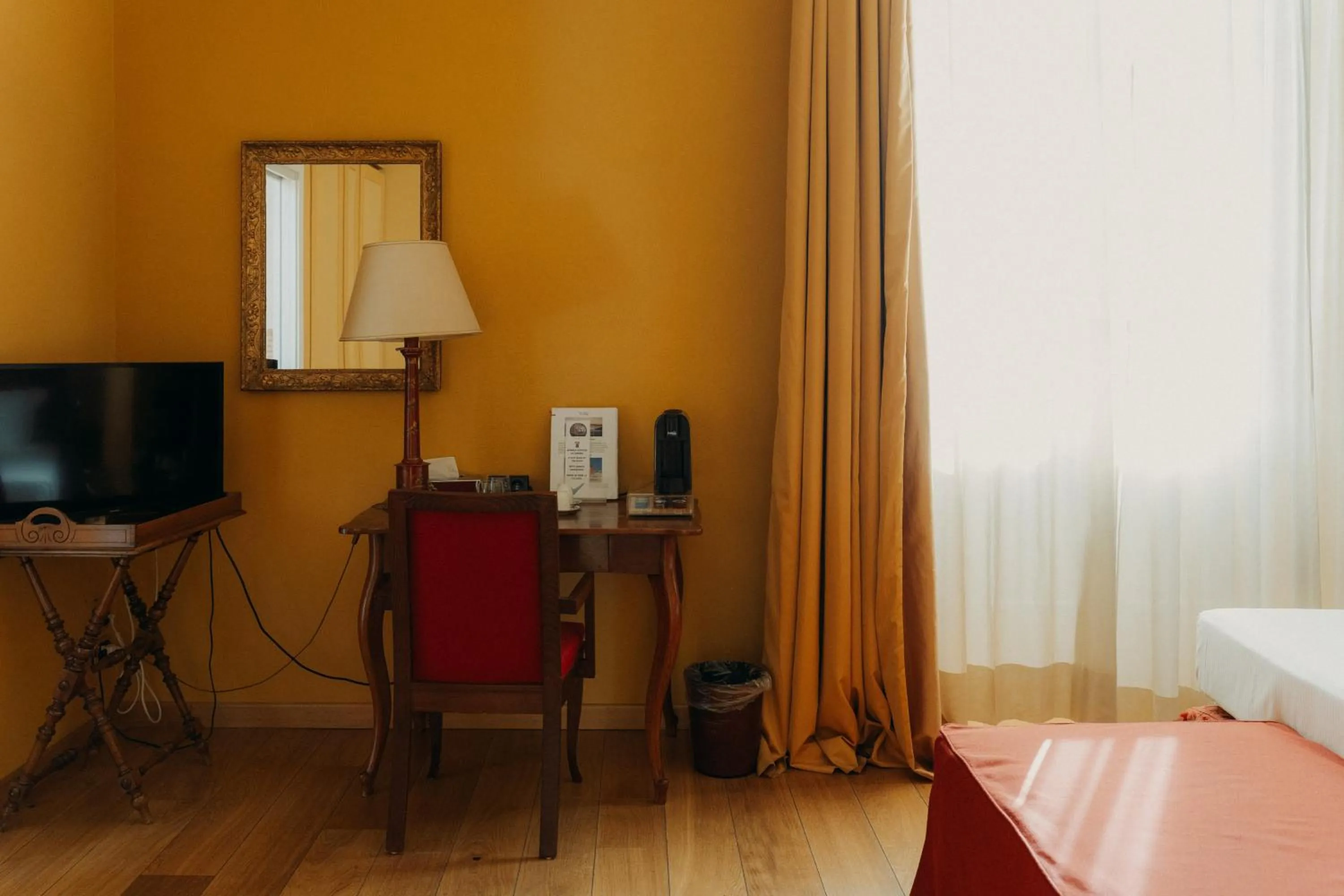 TV and multimedia, Bed in Hotel Palazzo Guiscardo Pietrasanta