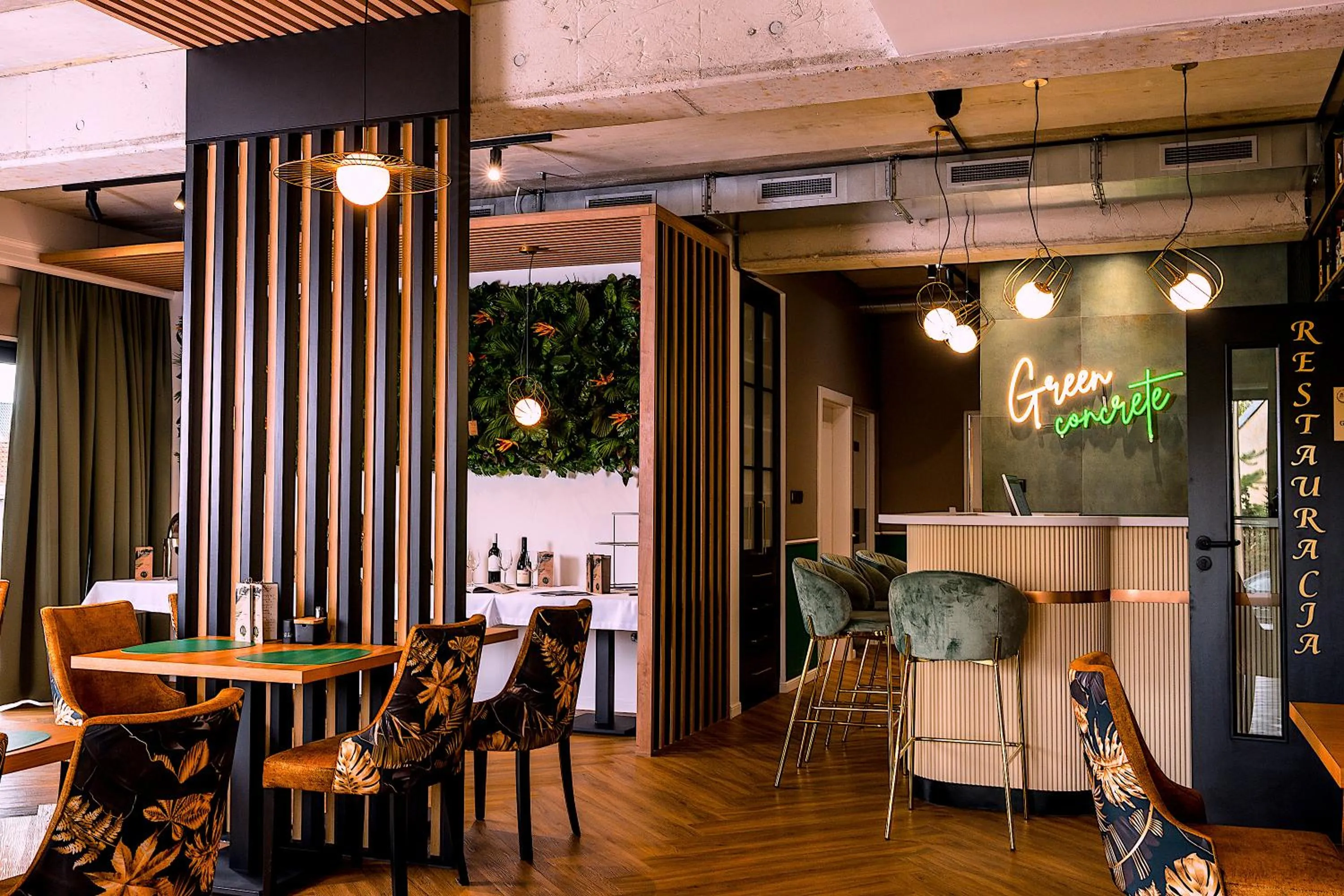 Restaurant/places to eat in Aparthotel Green Concrete