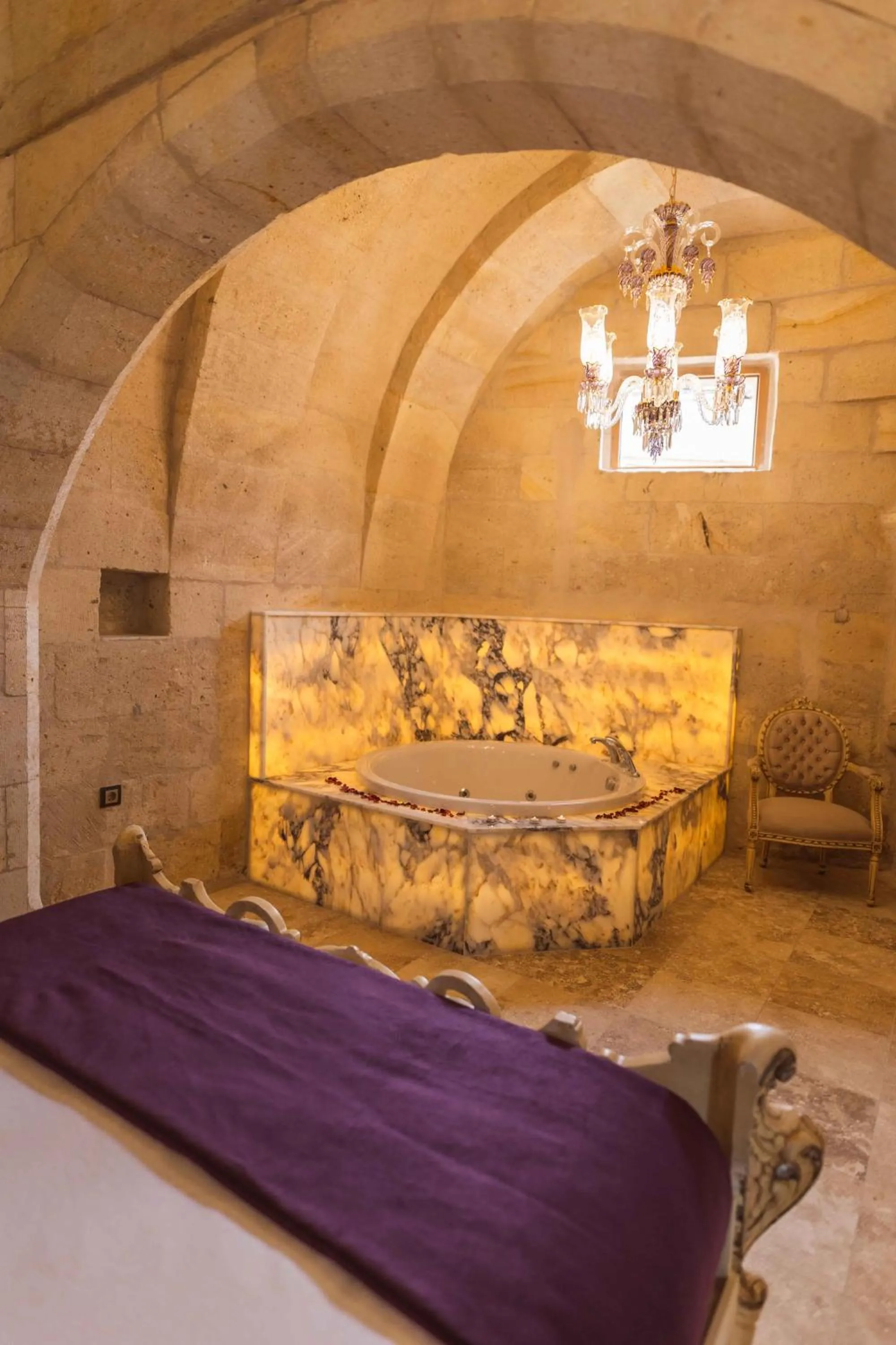 Hot Tub, Bed in Solo Cave Suites
