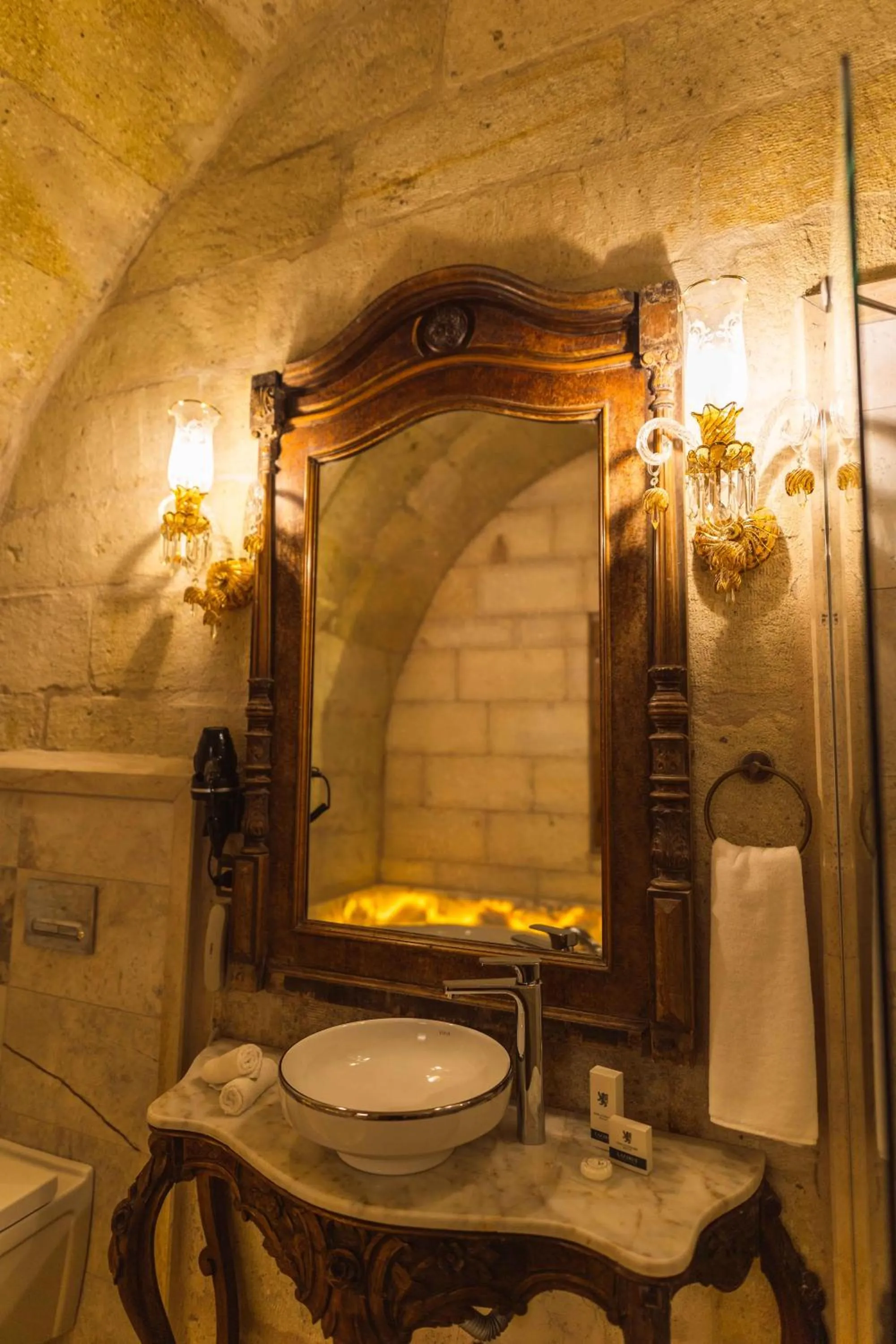 Bathroom in Solo Cave Suites