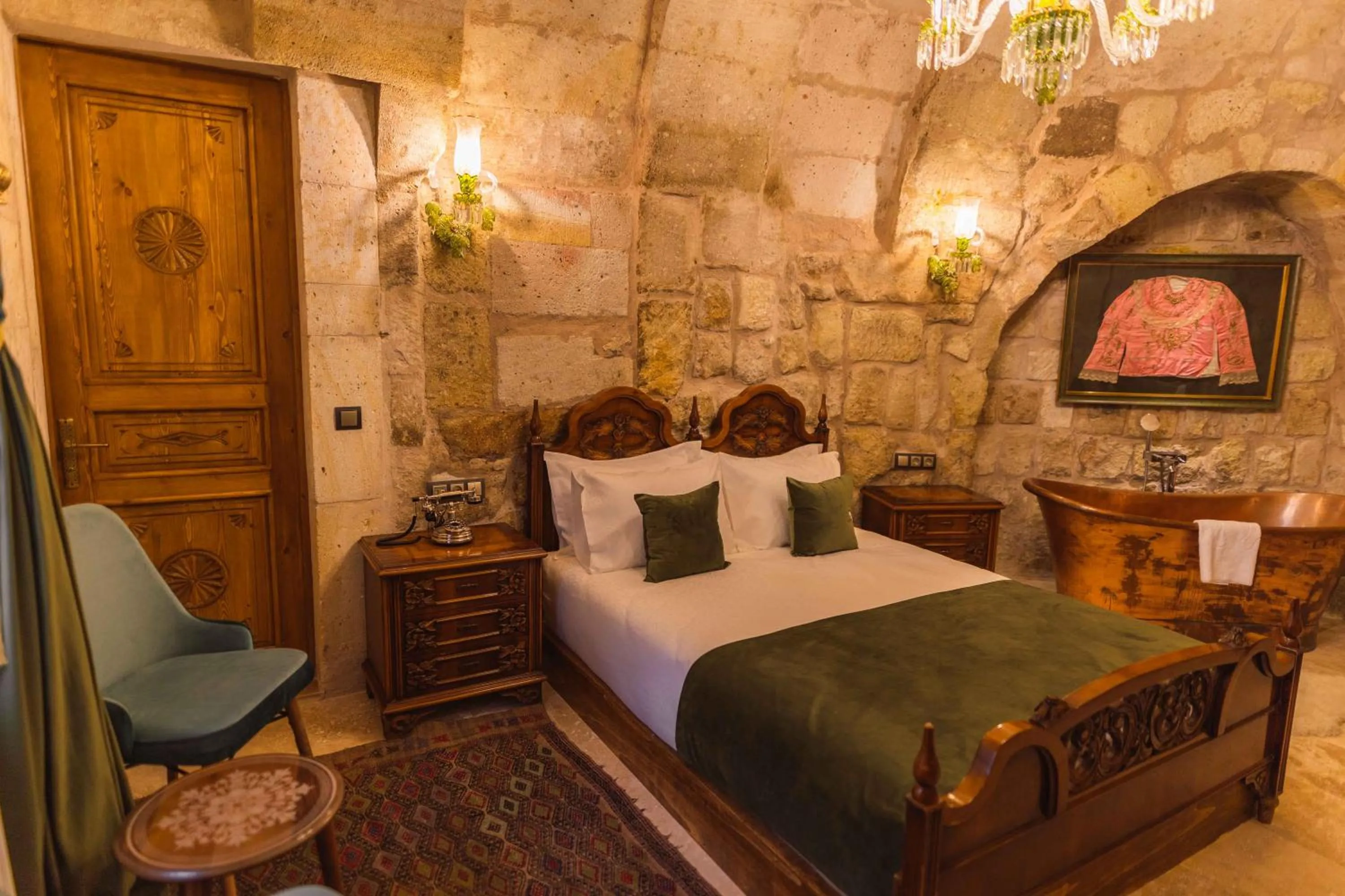 Photo of the whole room, Bed in Solo Cave Suites