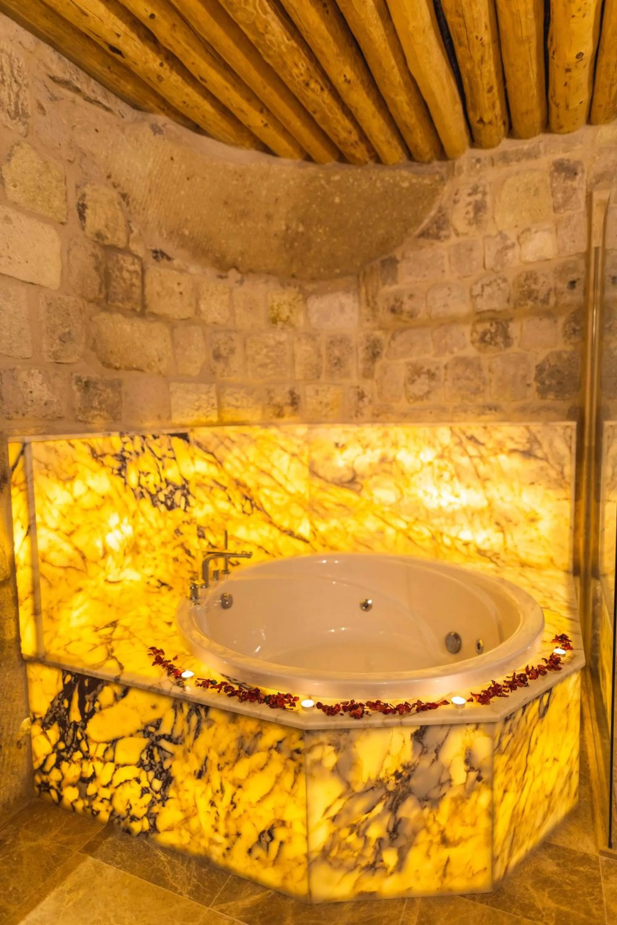 Hot Tub in Solo Cave Suites