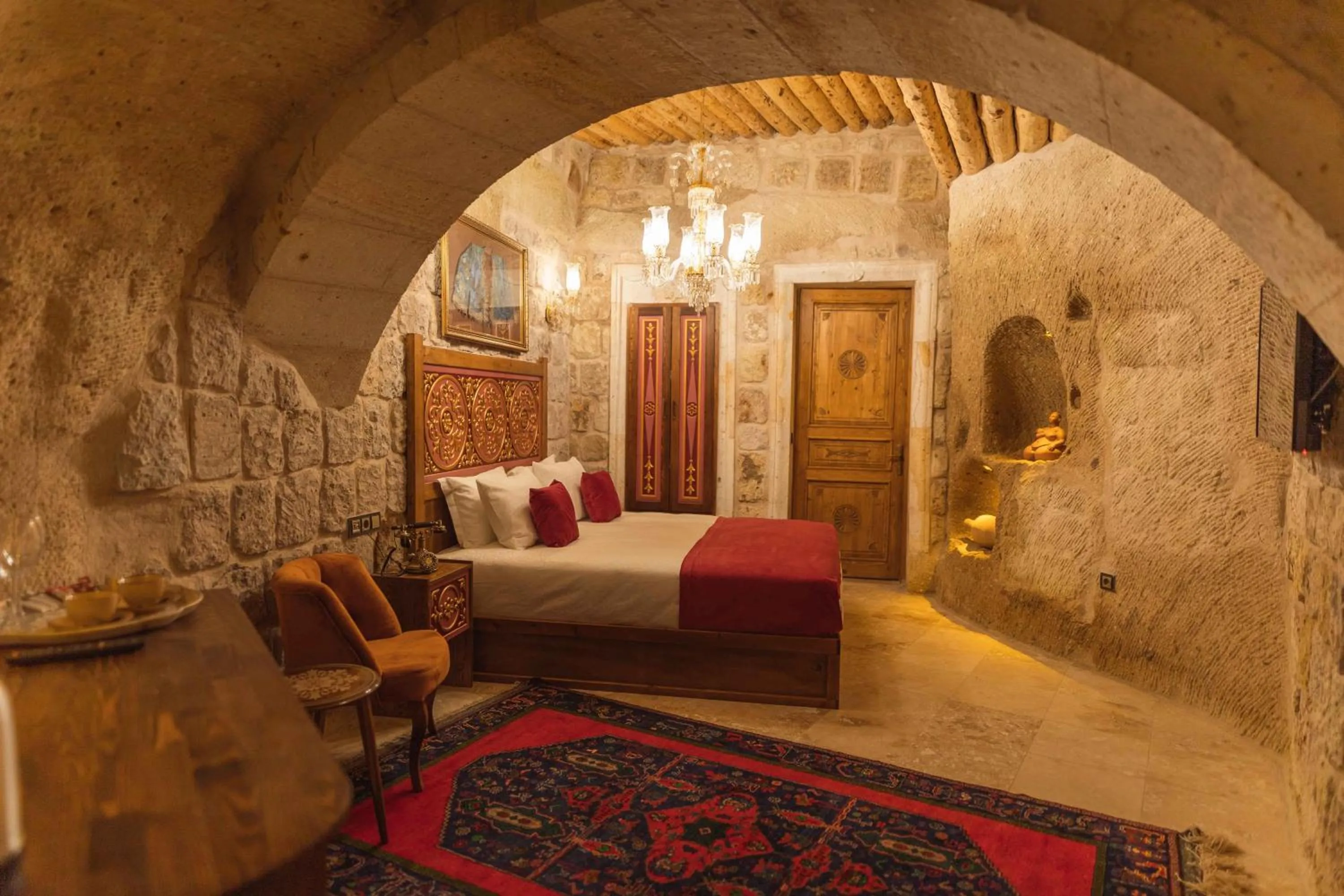 Photo of the whole room, Bed in Solo Cave Suites