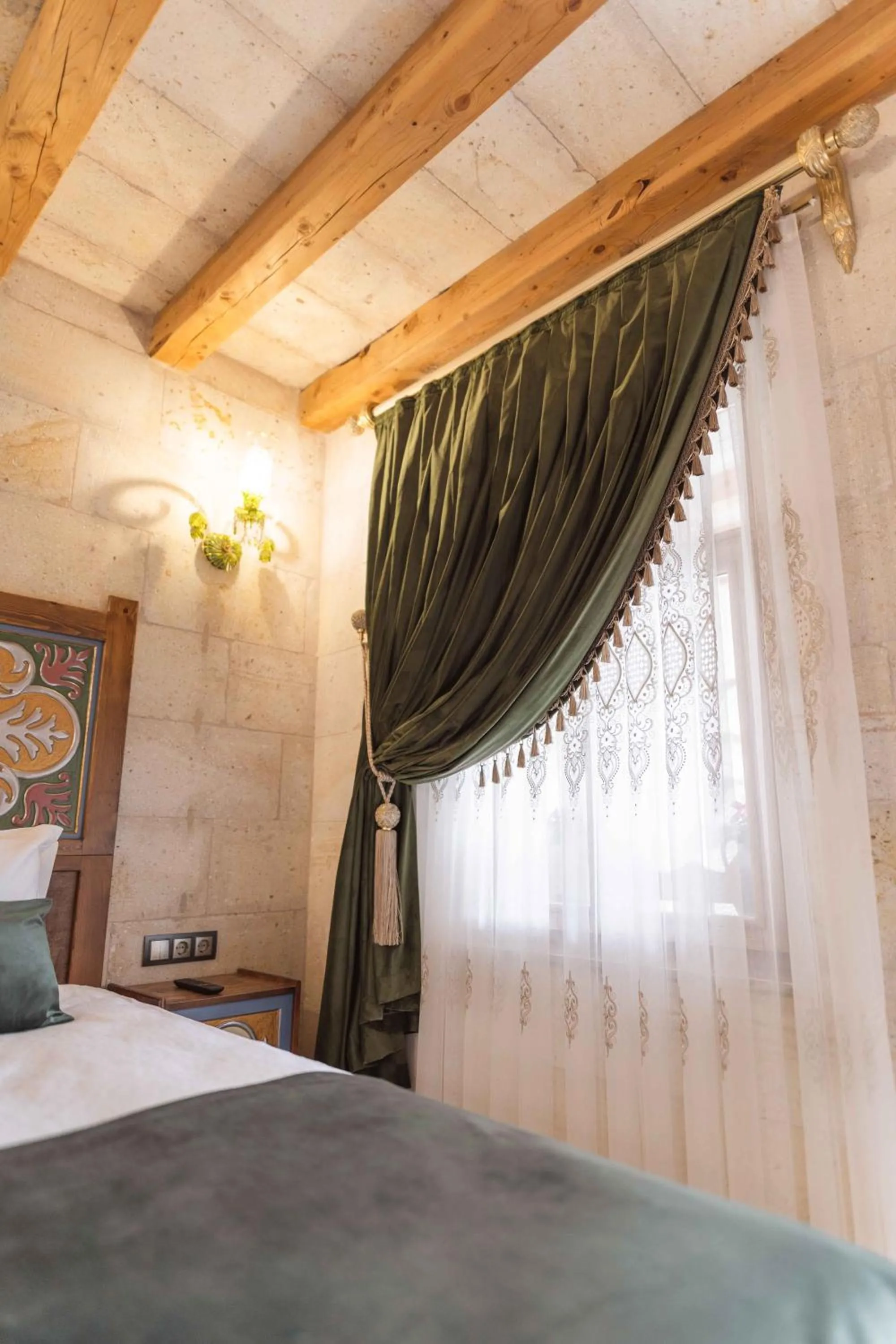 Bedroom, Bed in Solo Cave Suites