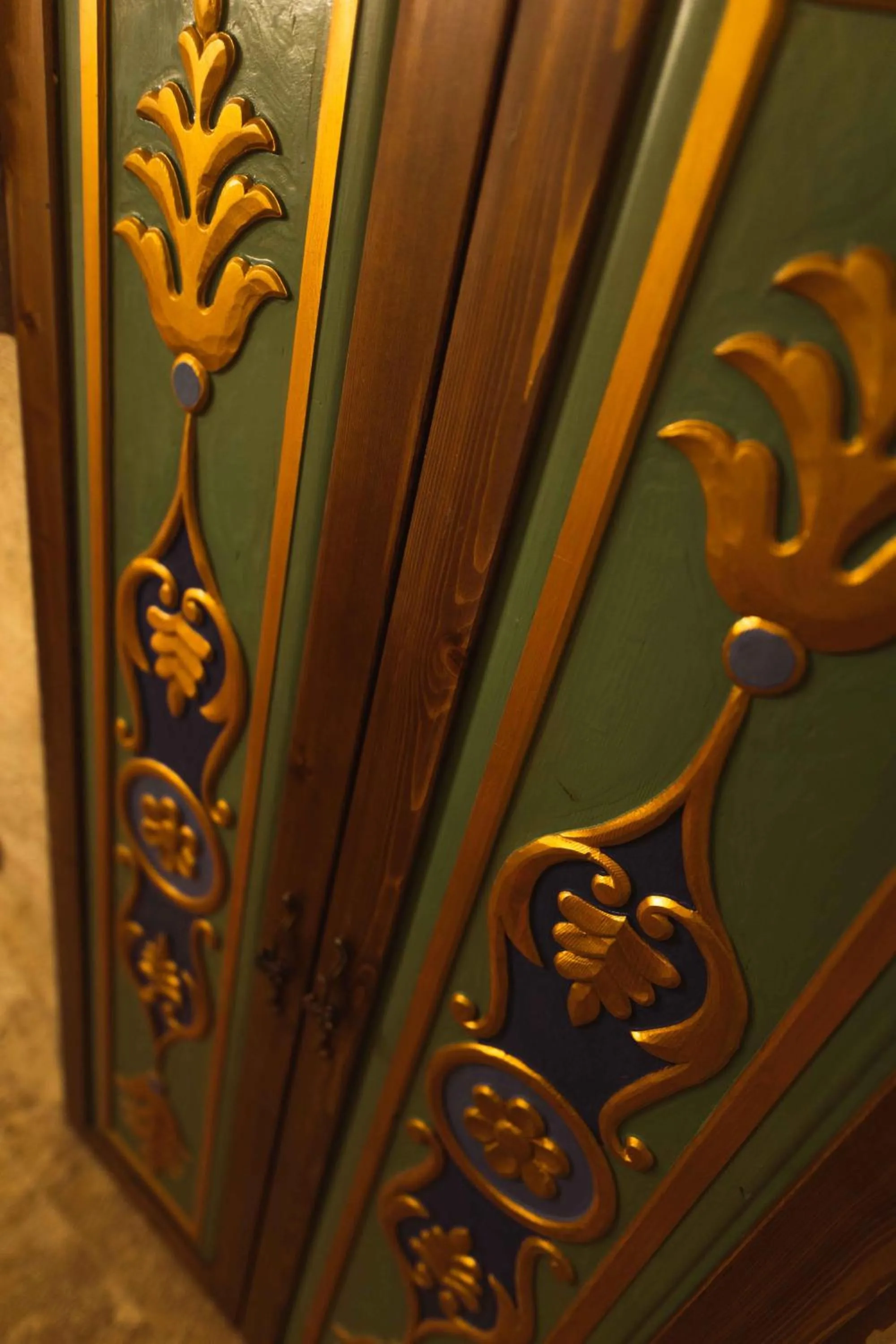 Logo/Certificate/Sign in Solo Cave Suites