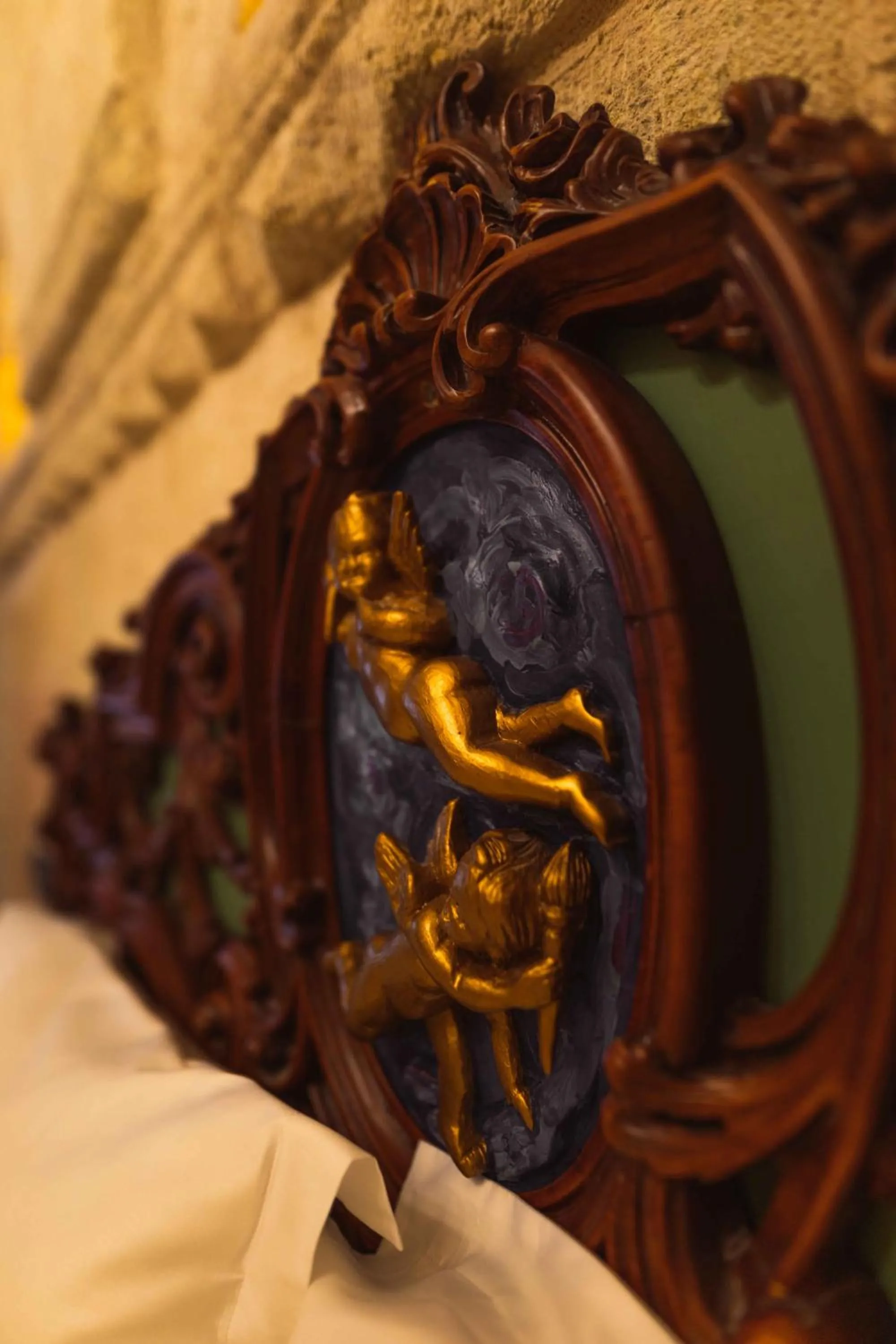 Logo/Certificate/Sign in Solo Cave Suites