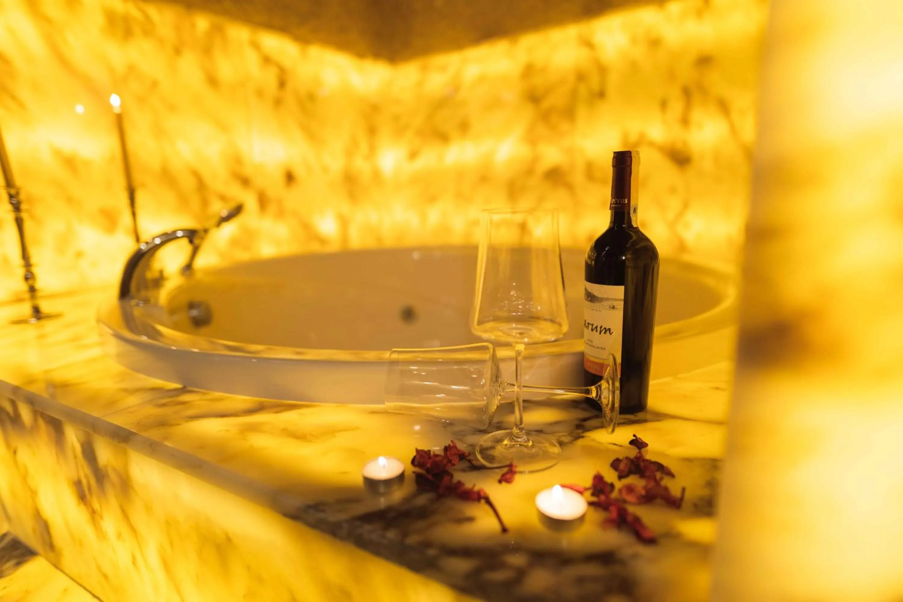 Hot Tub in Solo Cave Suites