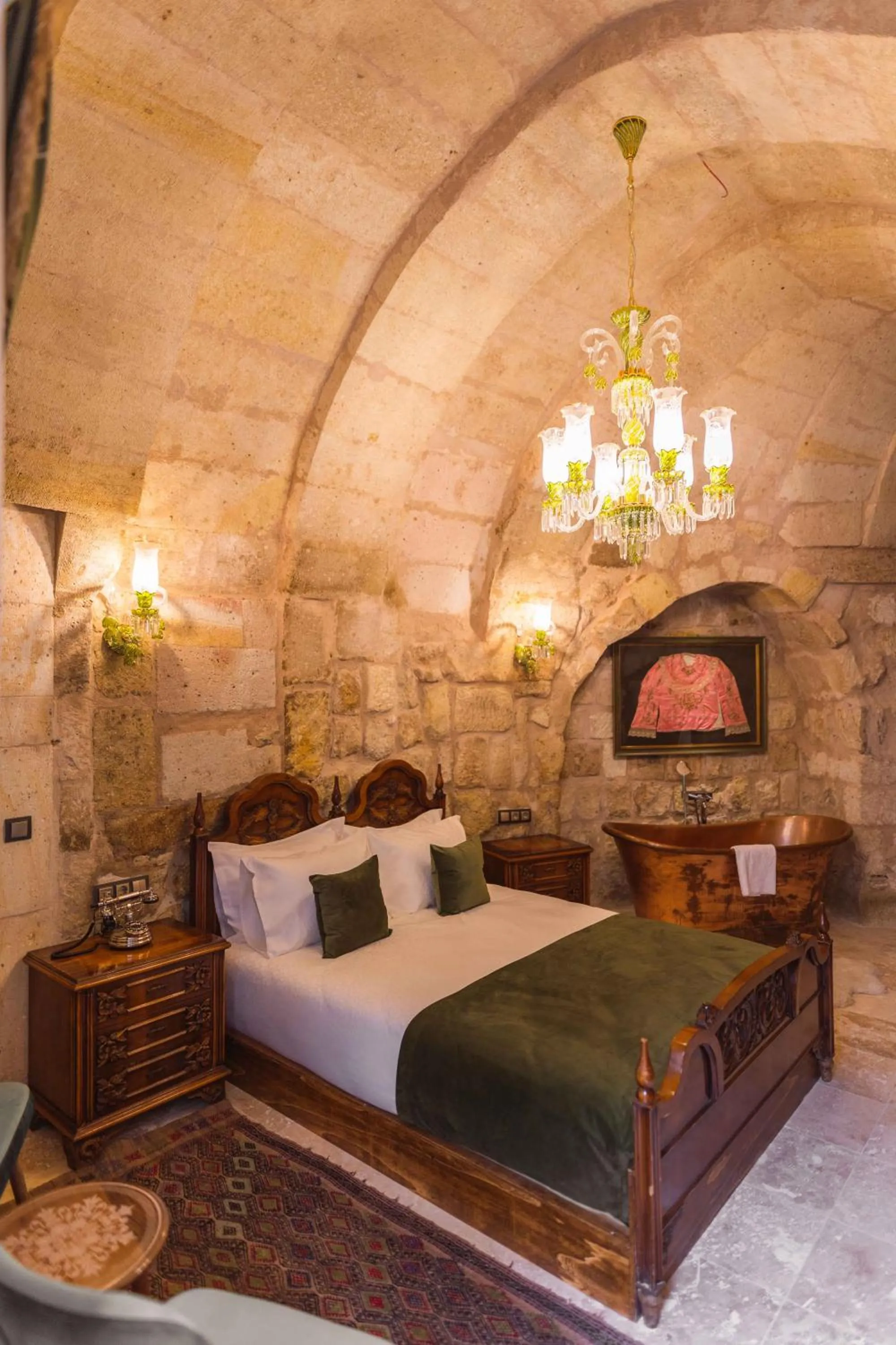 Photo of the whole room, Bed in Solo Cave Suites