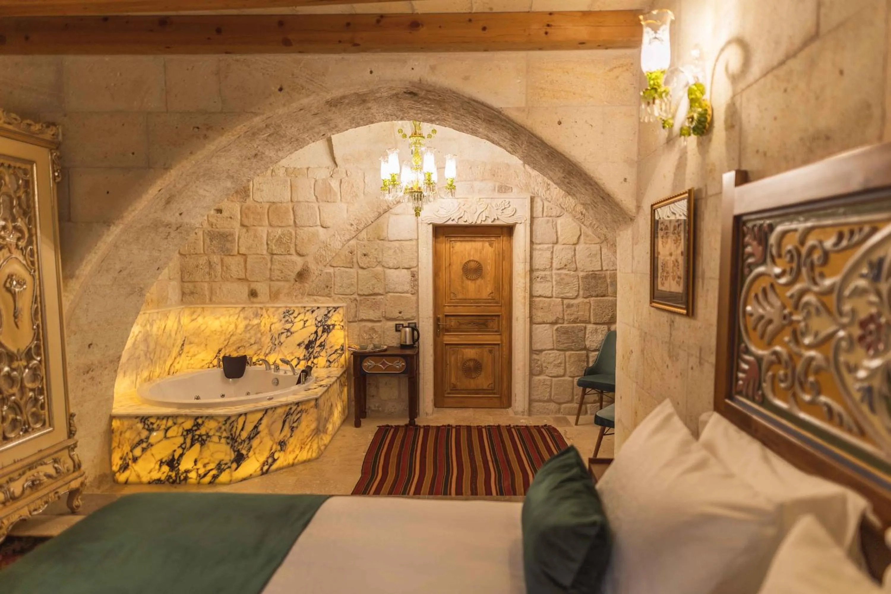 Bedroom, Bed in Solo Cave Suites