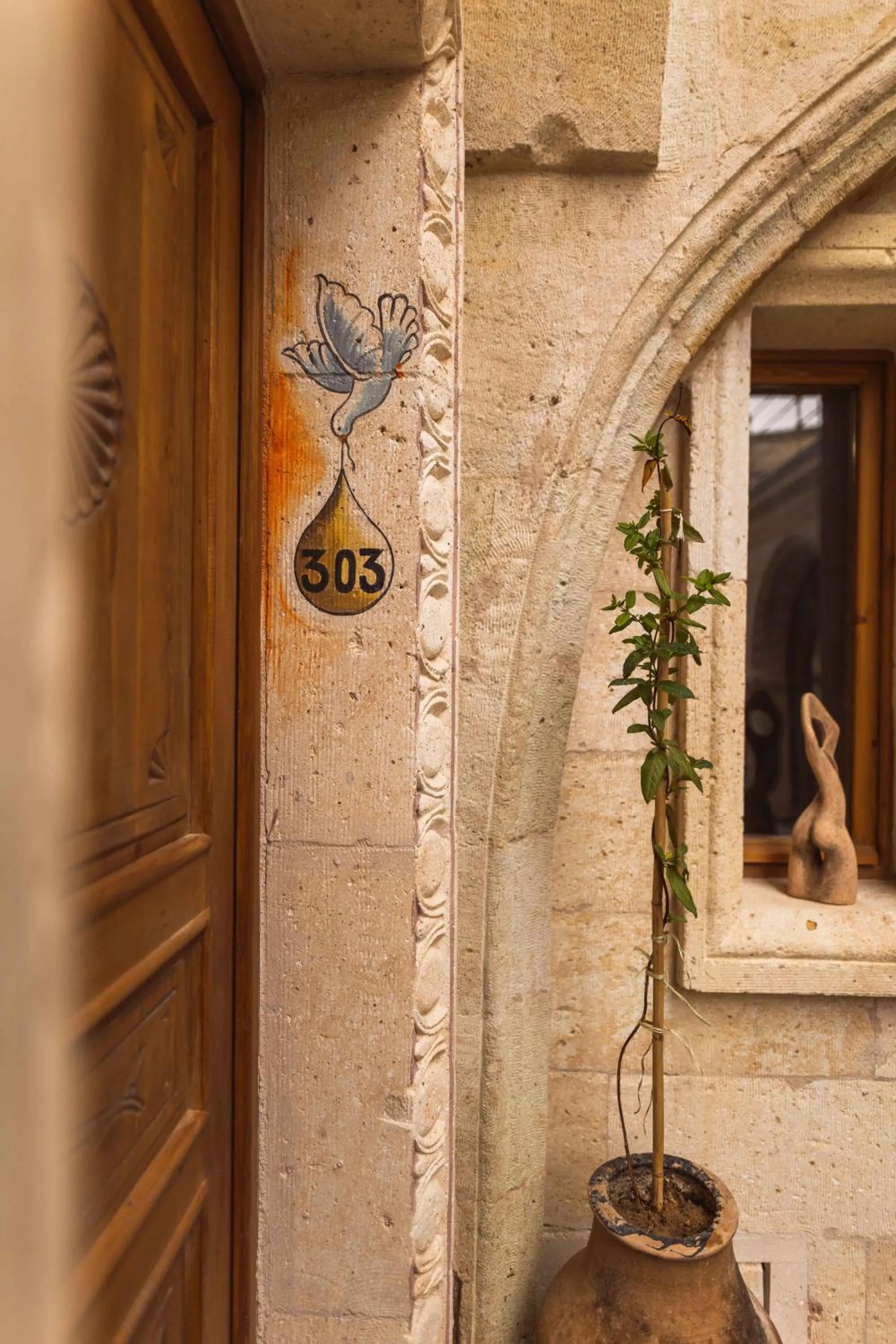 Facade/entrance in Solo Cave Suites