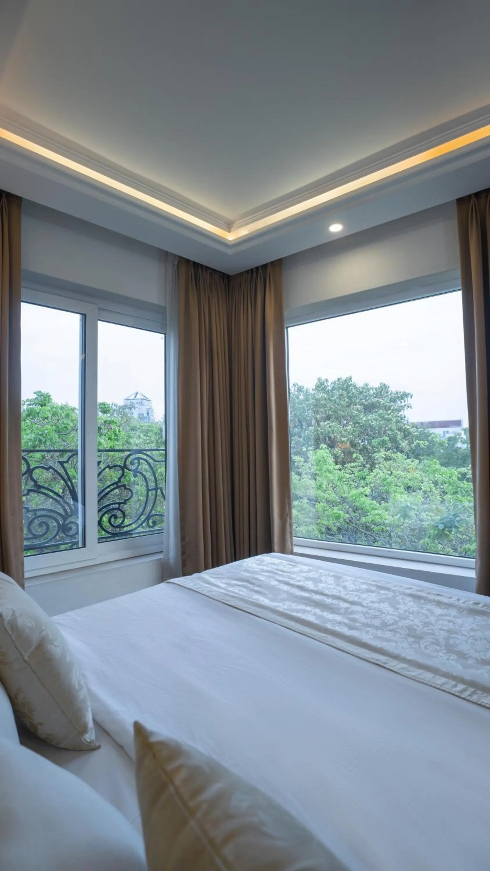 Quiet street view, Bed in The Woodbury