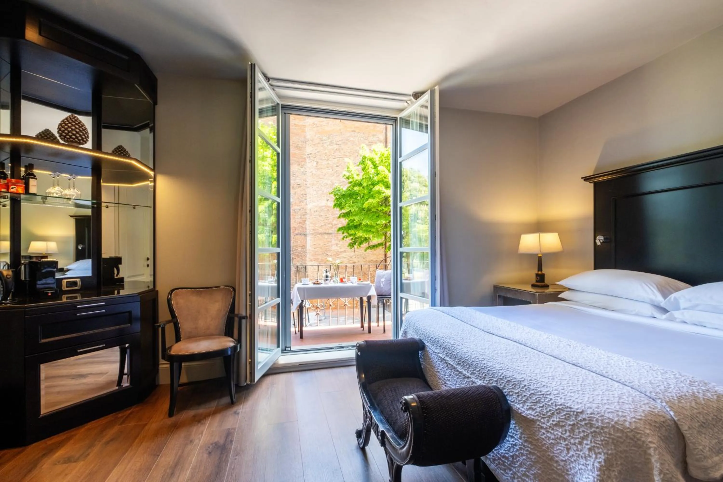 Balcony/Terrace, Bed in Hotel Vannucci