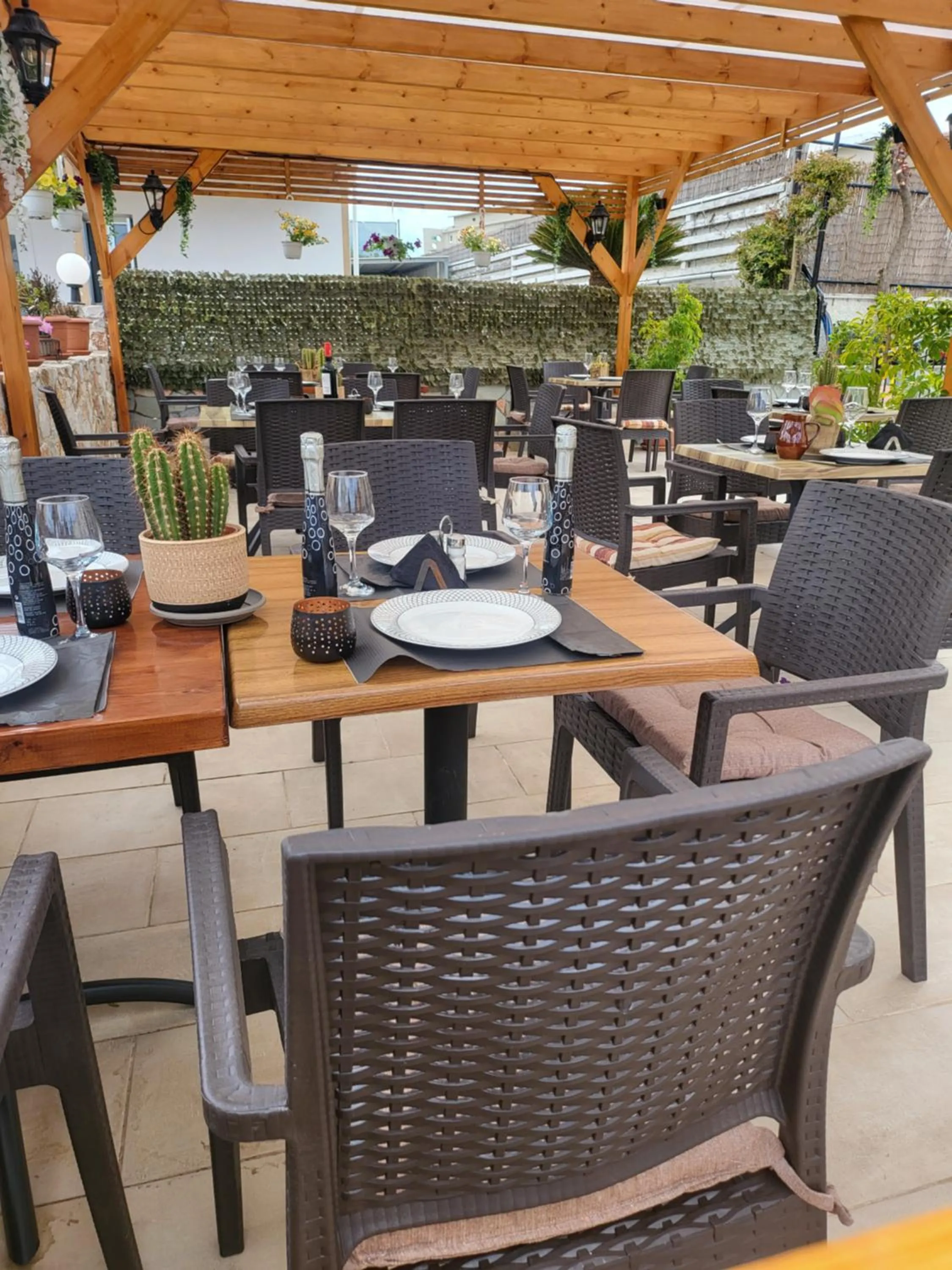 Restaurant/places to eat in Secret Garden Hotel