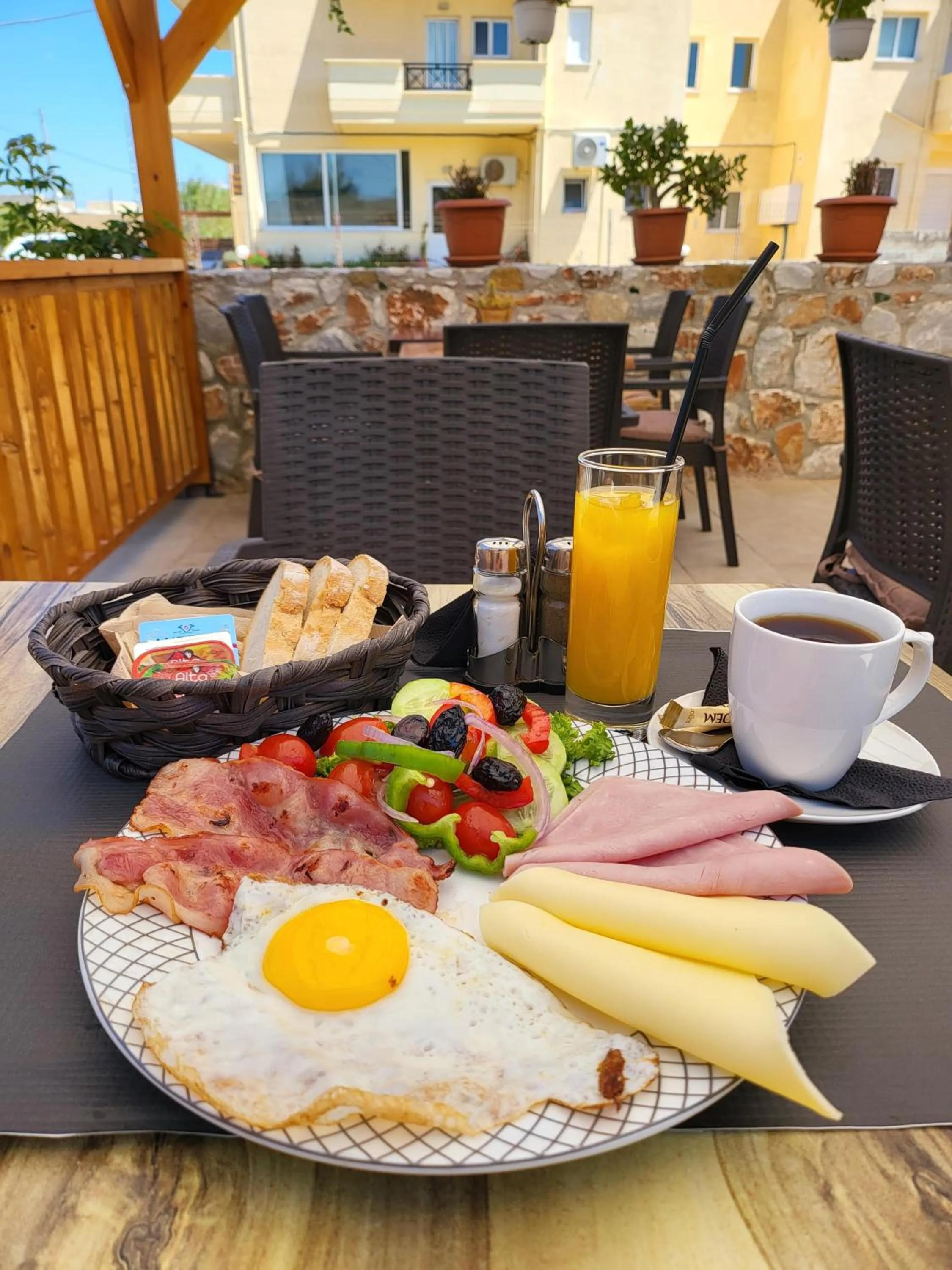 Restaurant/places to eat in Secret Garden Hotel