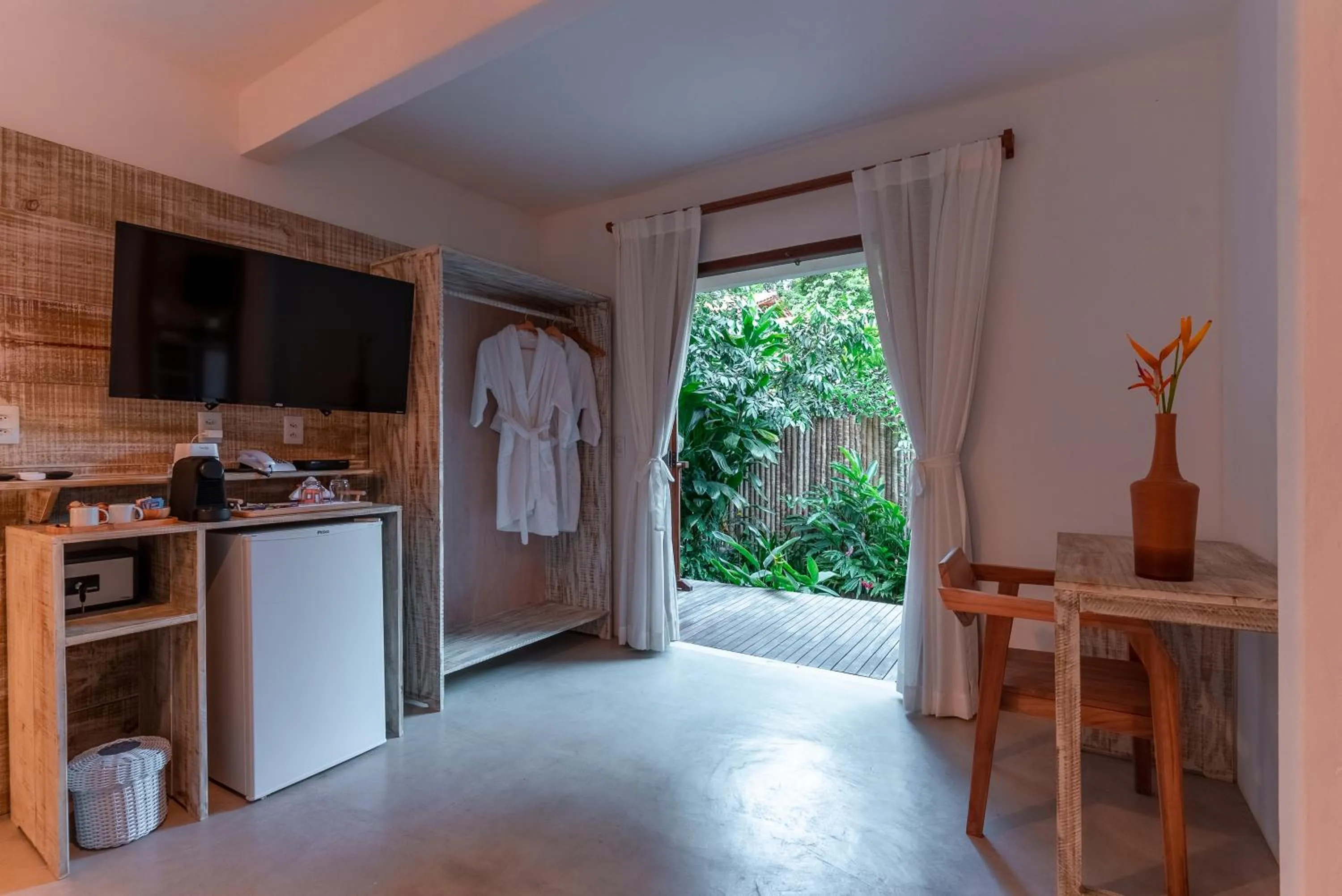 Communal lounge/ TV room in DA GRAÇA HOTEL