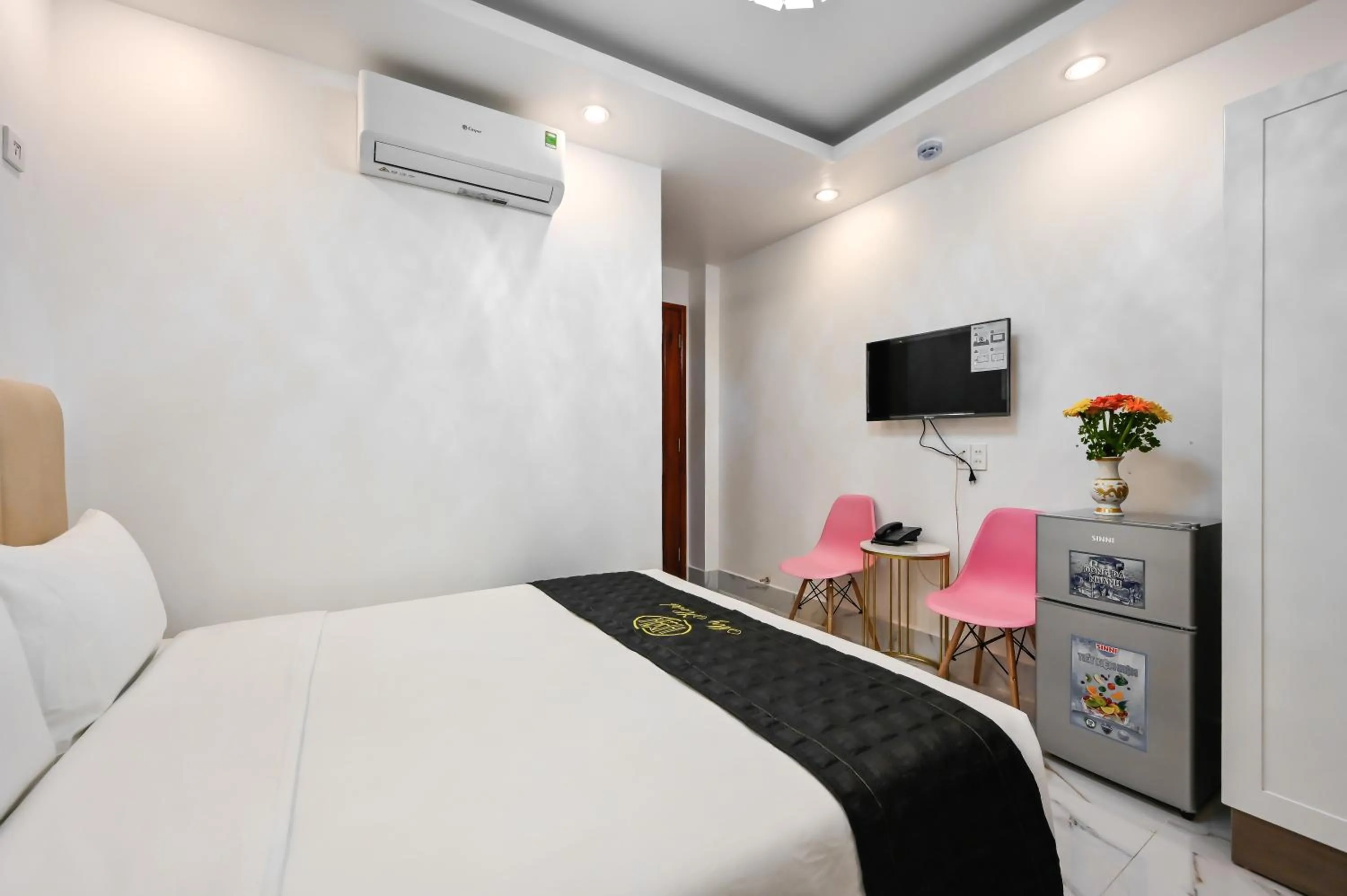 Photo of the whole room, Bed in My Hotel