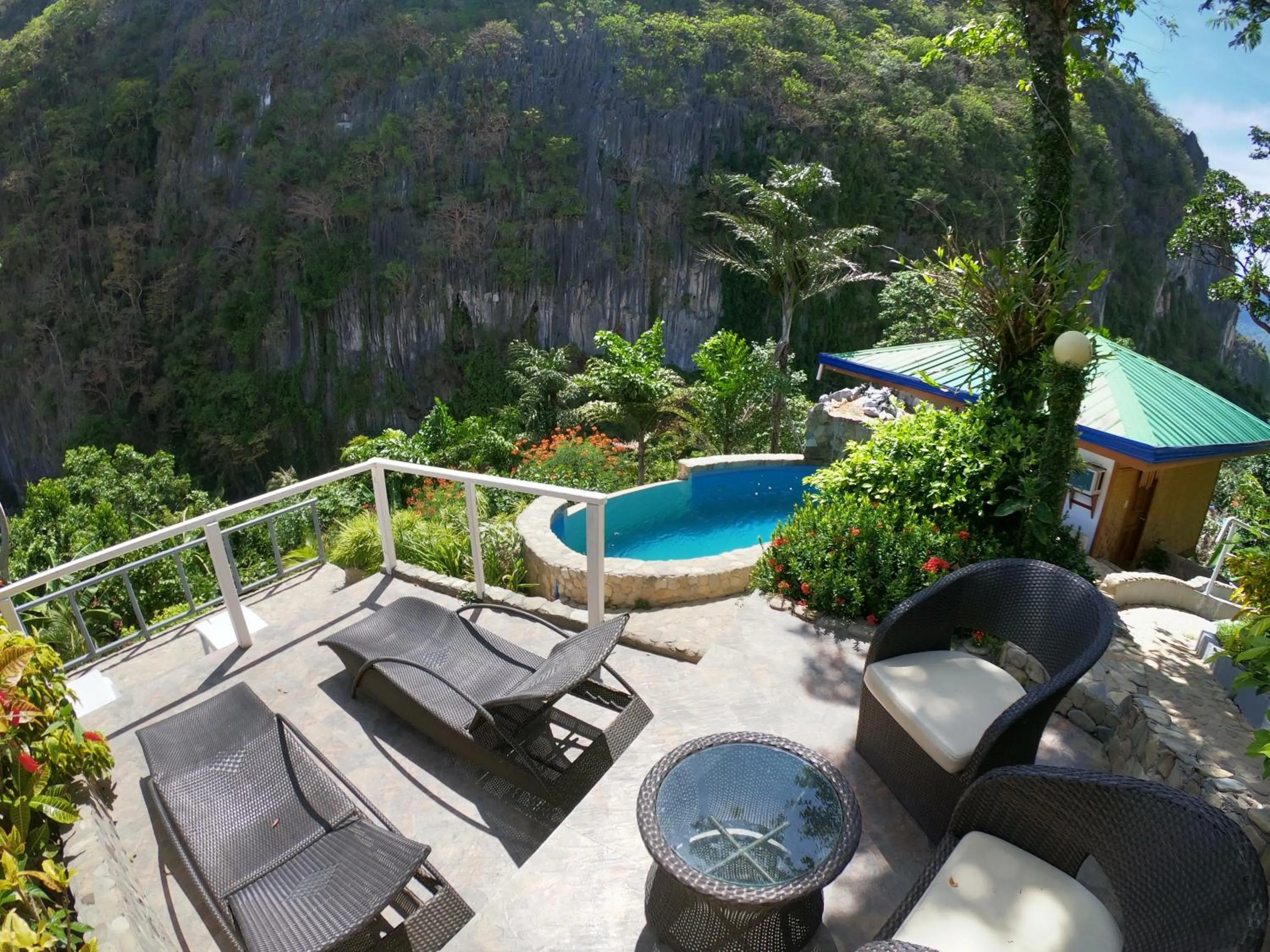 Swimming pool in El Nido Viewdeck Cottages