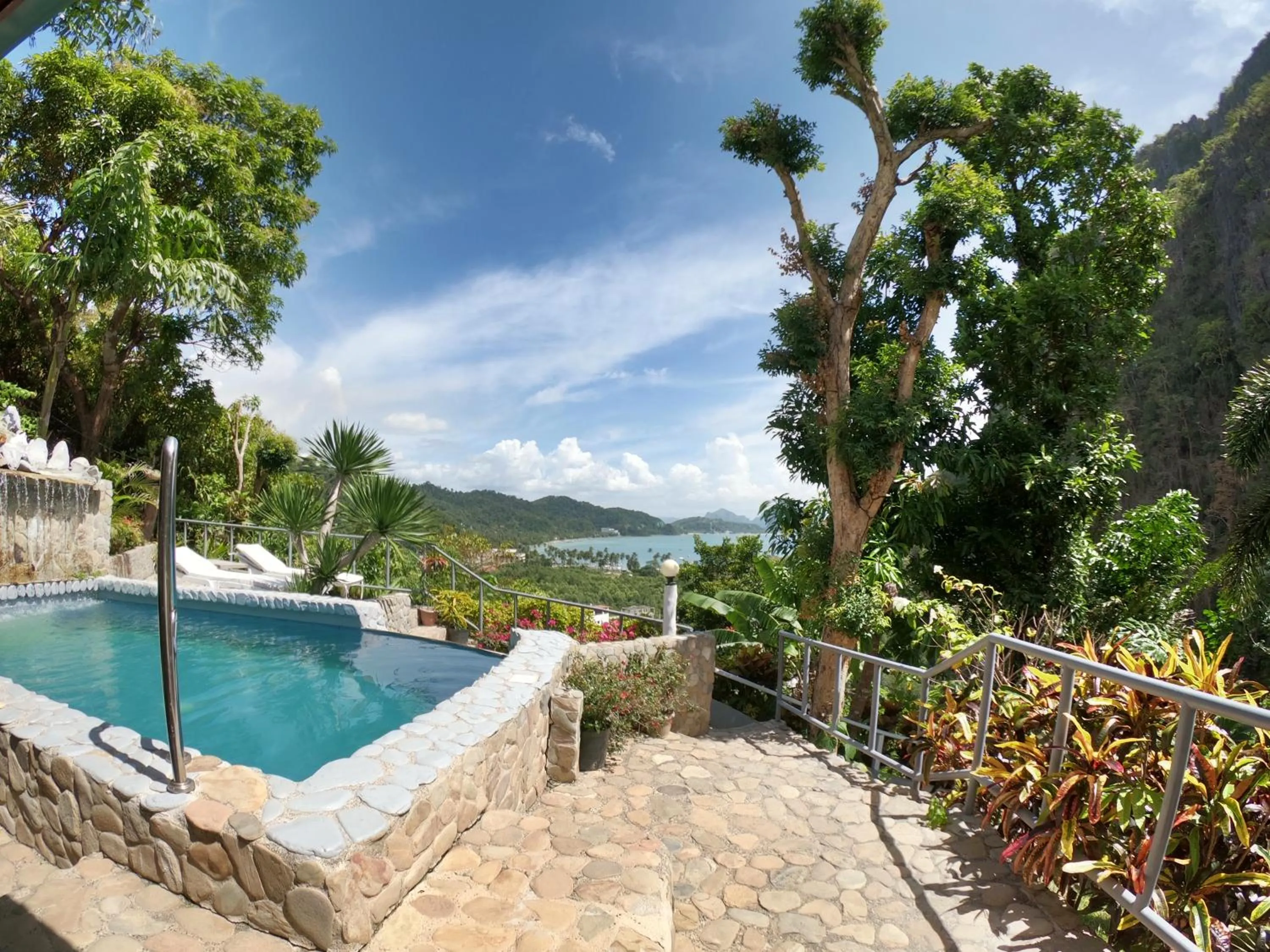 Swimming pool in El Nido Viewdeck Cottages