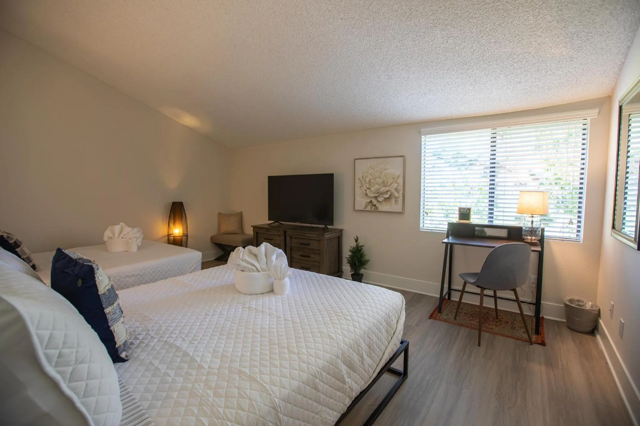 Bed in Huge Oceanside Private 2BR Apartment-Pool-Gym-Spa