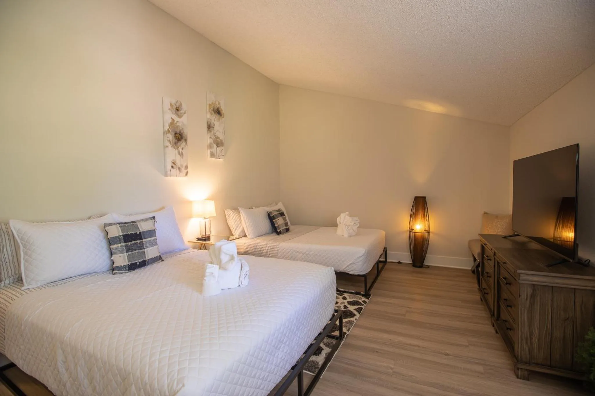 Bed in Huge Oceanside Private 2BR Apartment-Pool-Gym-Spa