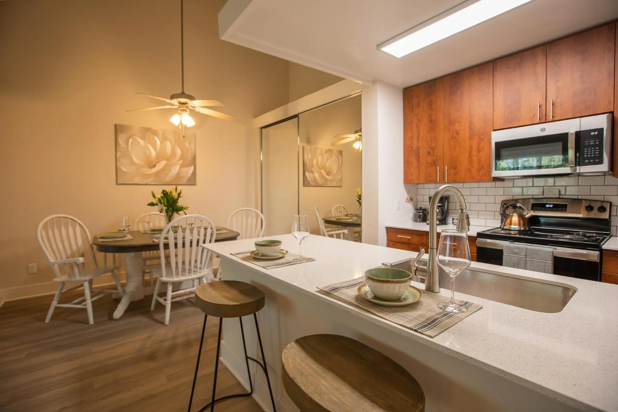 Kitchen or kitchenette in Huge Oceanside Private 2BR Apartment-Pool-Gym-Spa