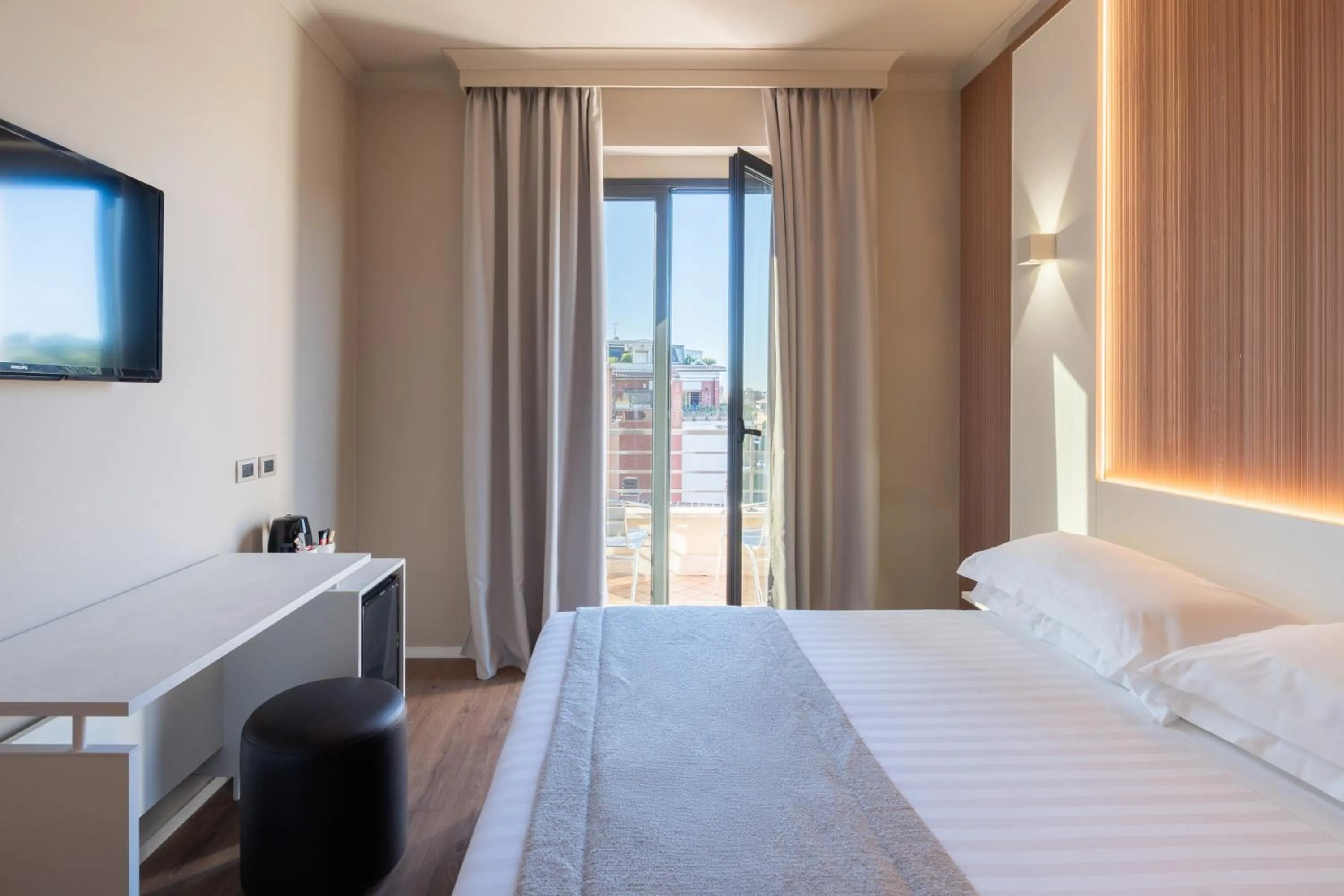 Photo of the whole room, Bed in Garner Hotel Rome Aurelia by IHG