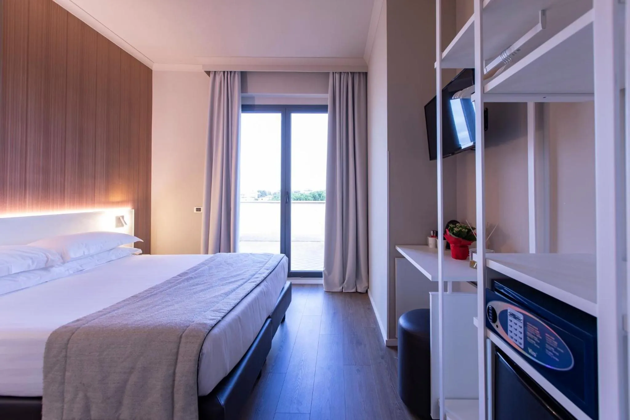 Photo of the whole room, Bed in Garner Hotel Rome Aurelia by IHG