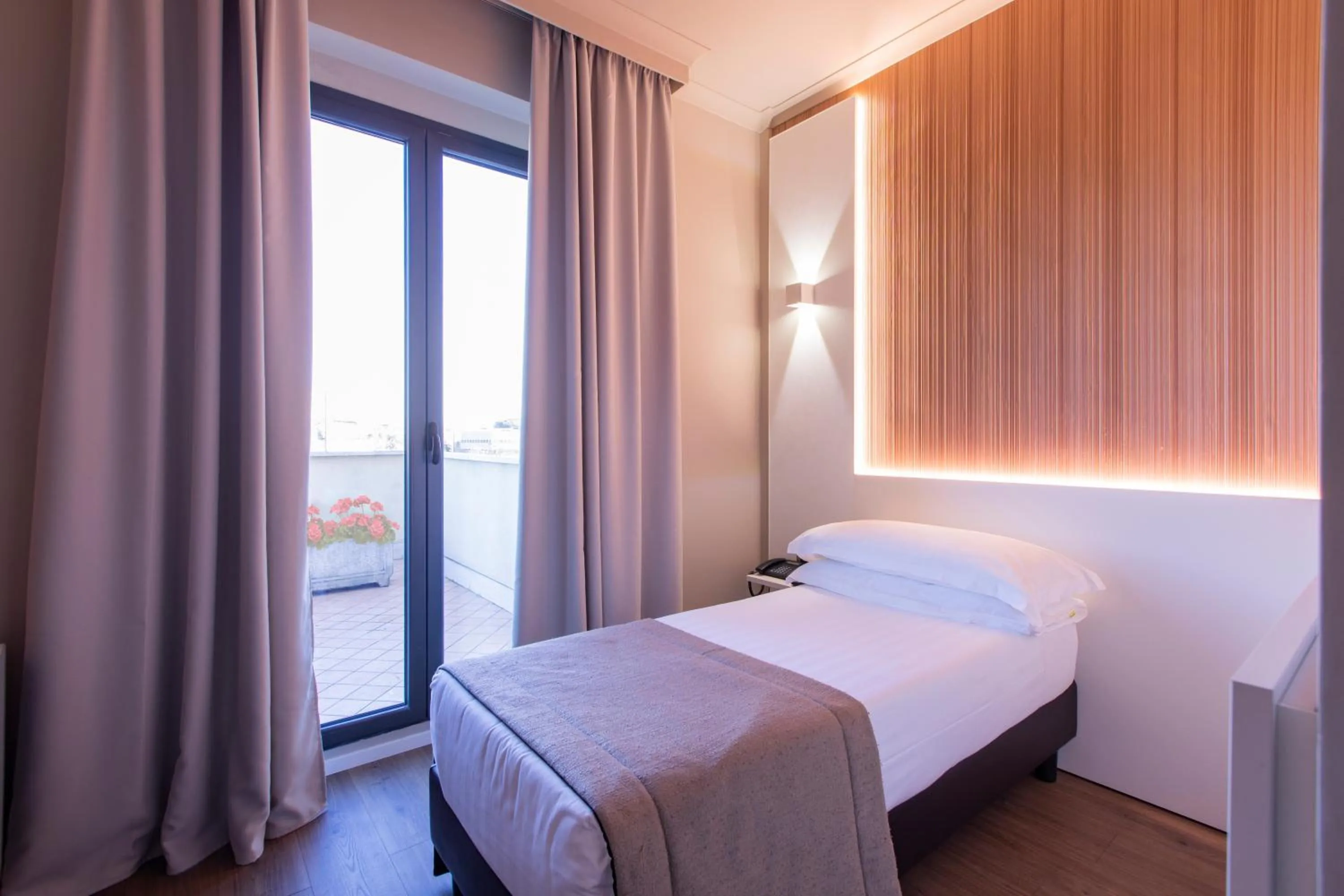 Bed in Garner Hotel Rome Aurelia by IHG