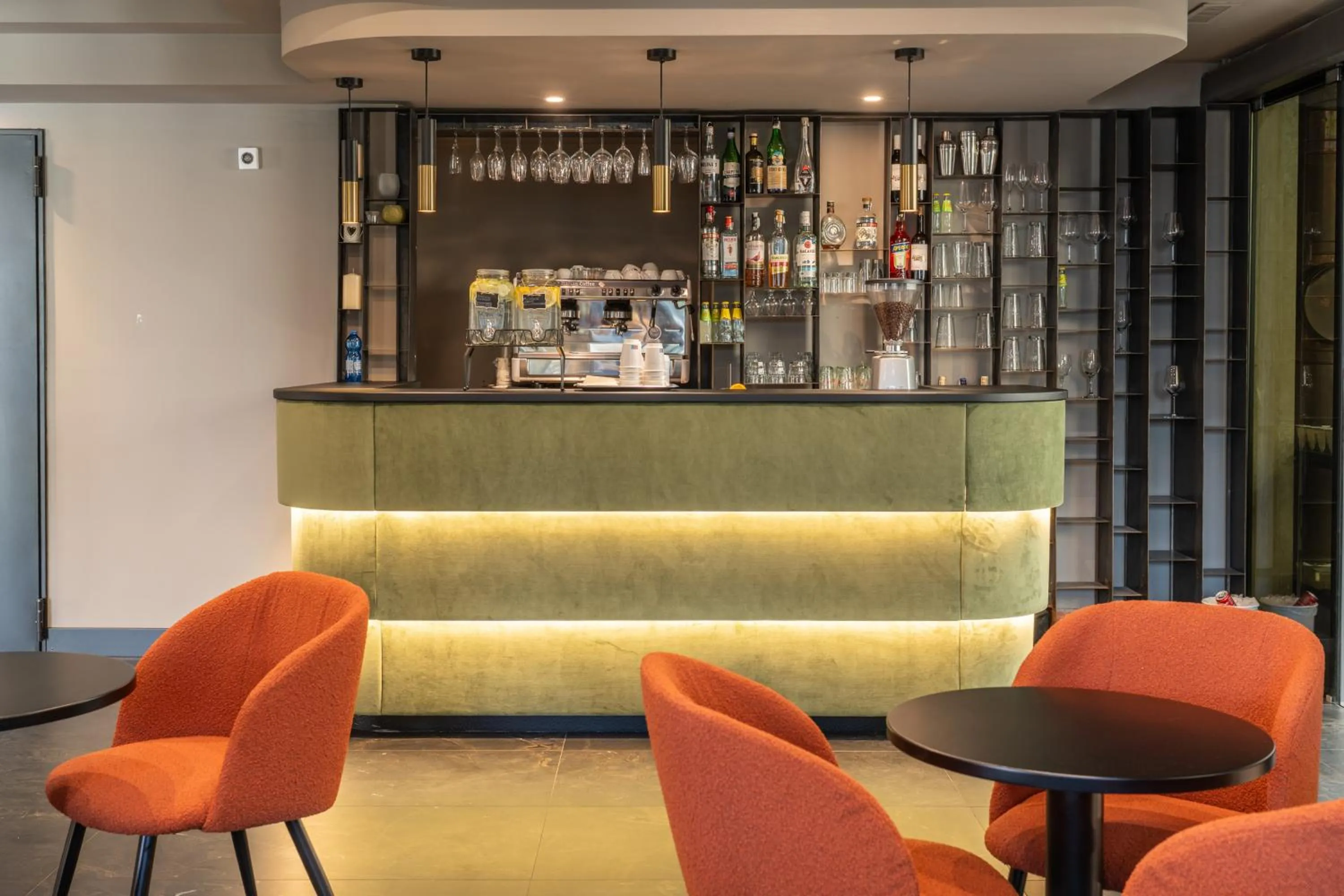 Lounge or bar in Garner Hotel Rome Aurelia by IHG