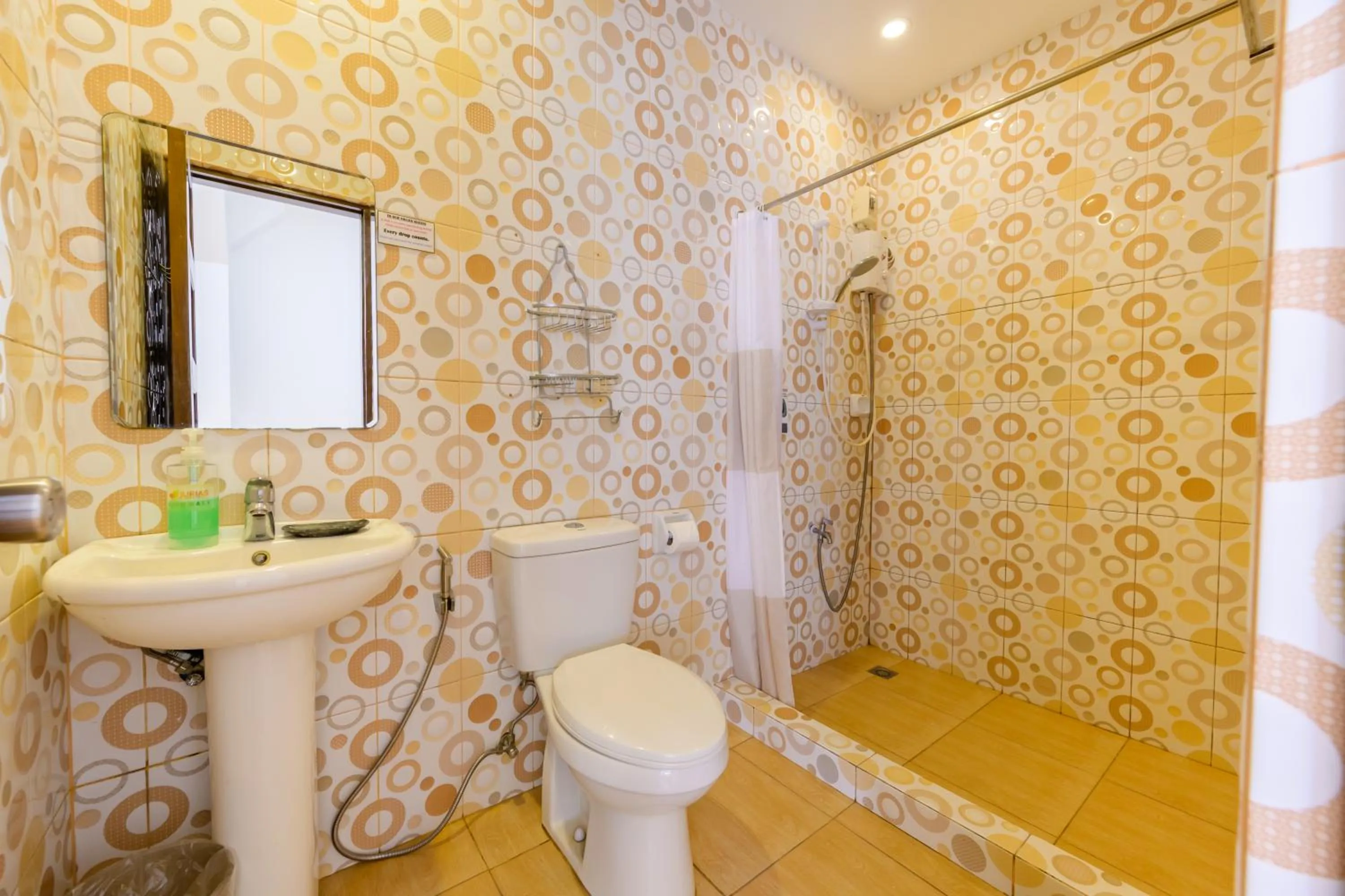 Shower in Jurias Garden Hotel